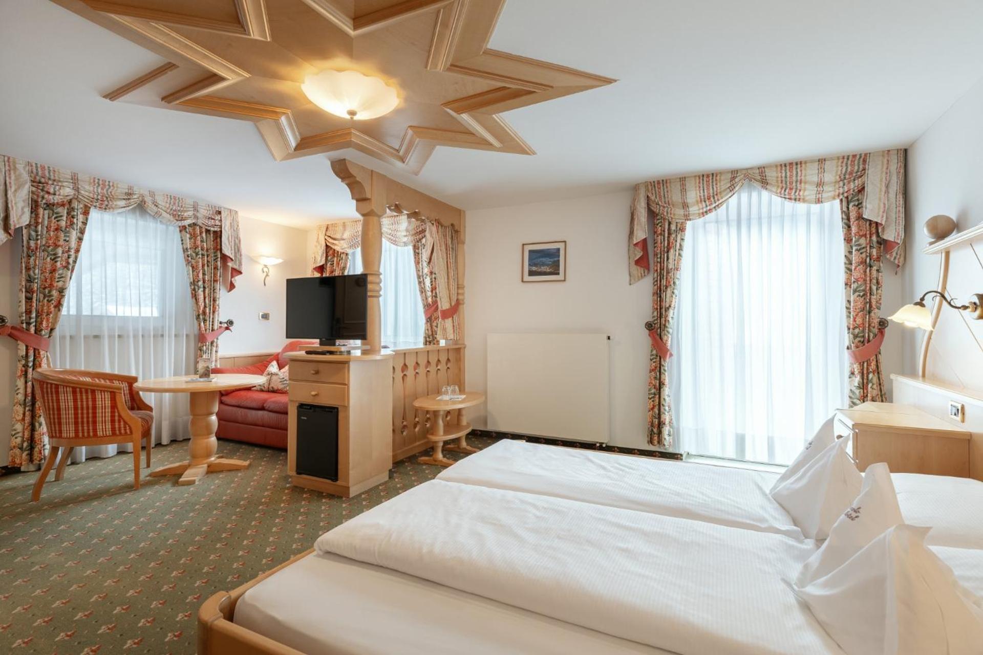 Classic Double Room with Balcony - Photo 5