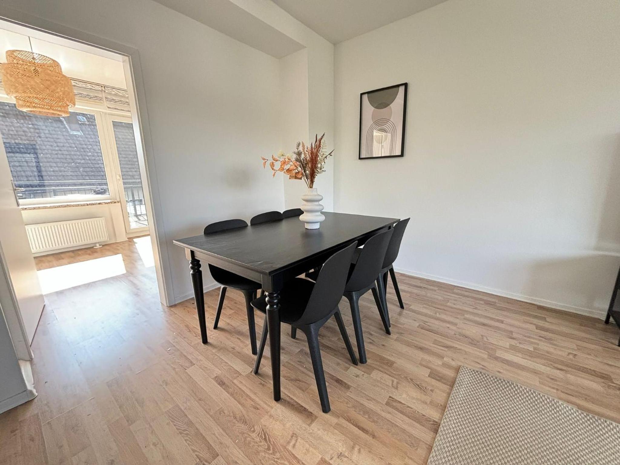 Three-Bedroom Apartment with Balcony photo 3