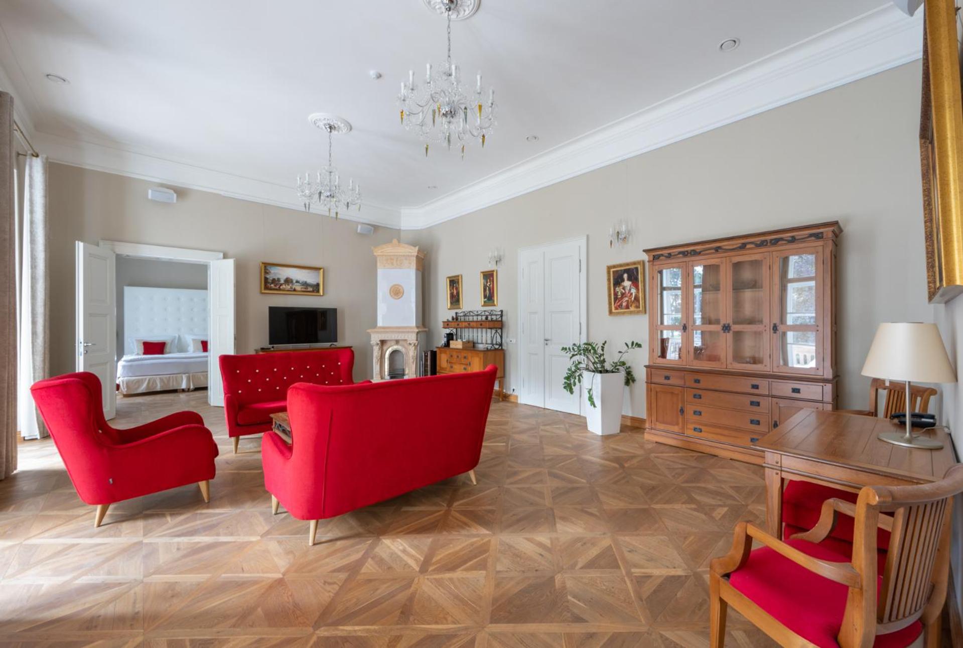 Deluxe King Suite photo 1
