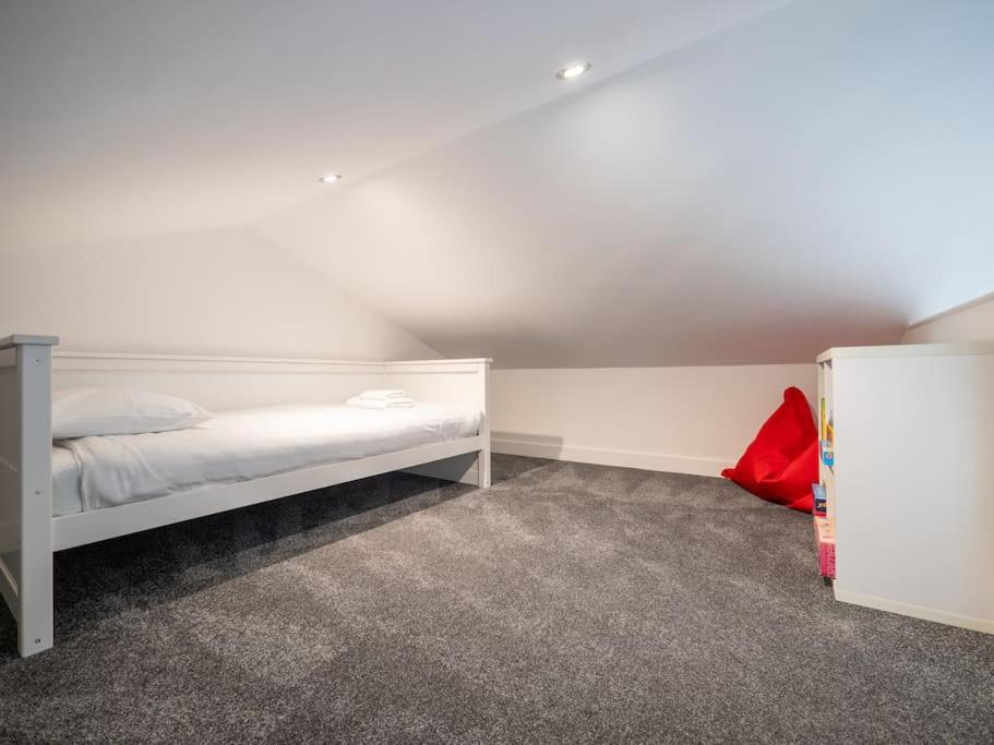 Three-Bedroom House photo 1