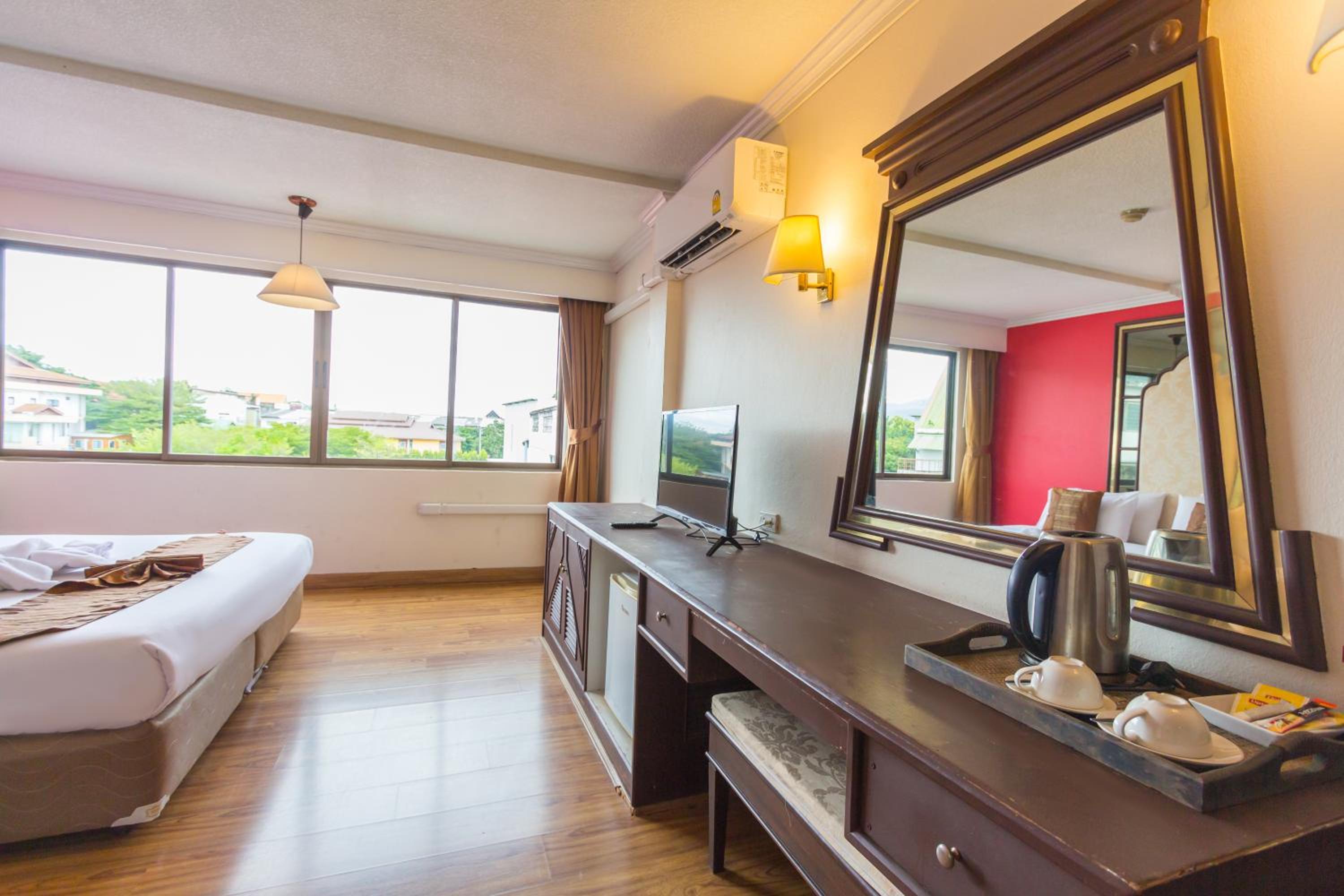 Deluxe Double Room - Photo 11