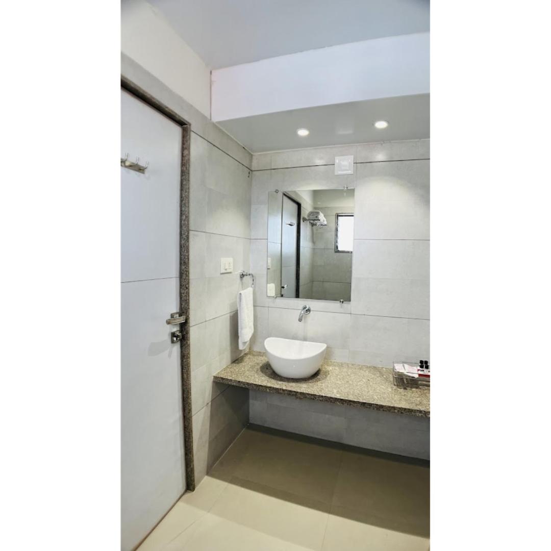 Superior King Room - Photo 11