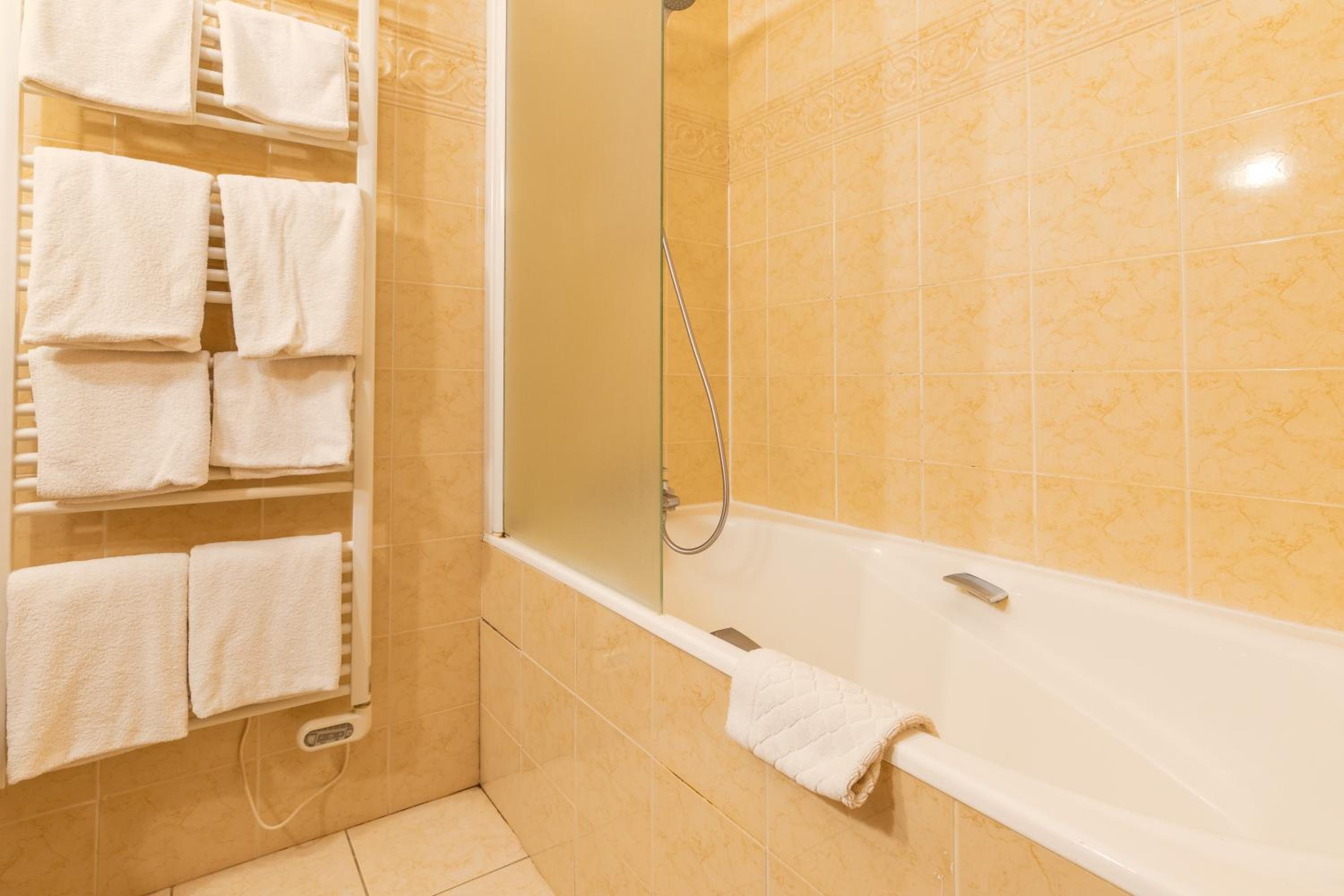 Superior Double Room with One Double Bed and 2 Adults Occupancy (Non Smoking) photo 3
