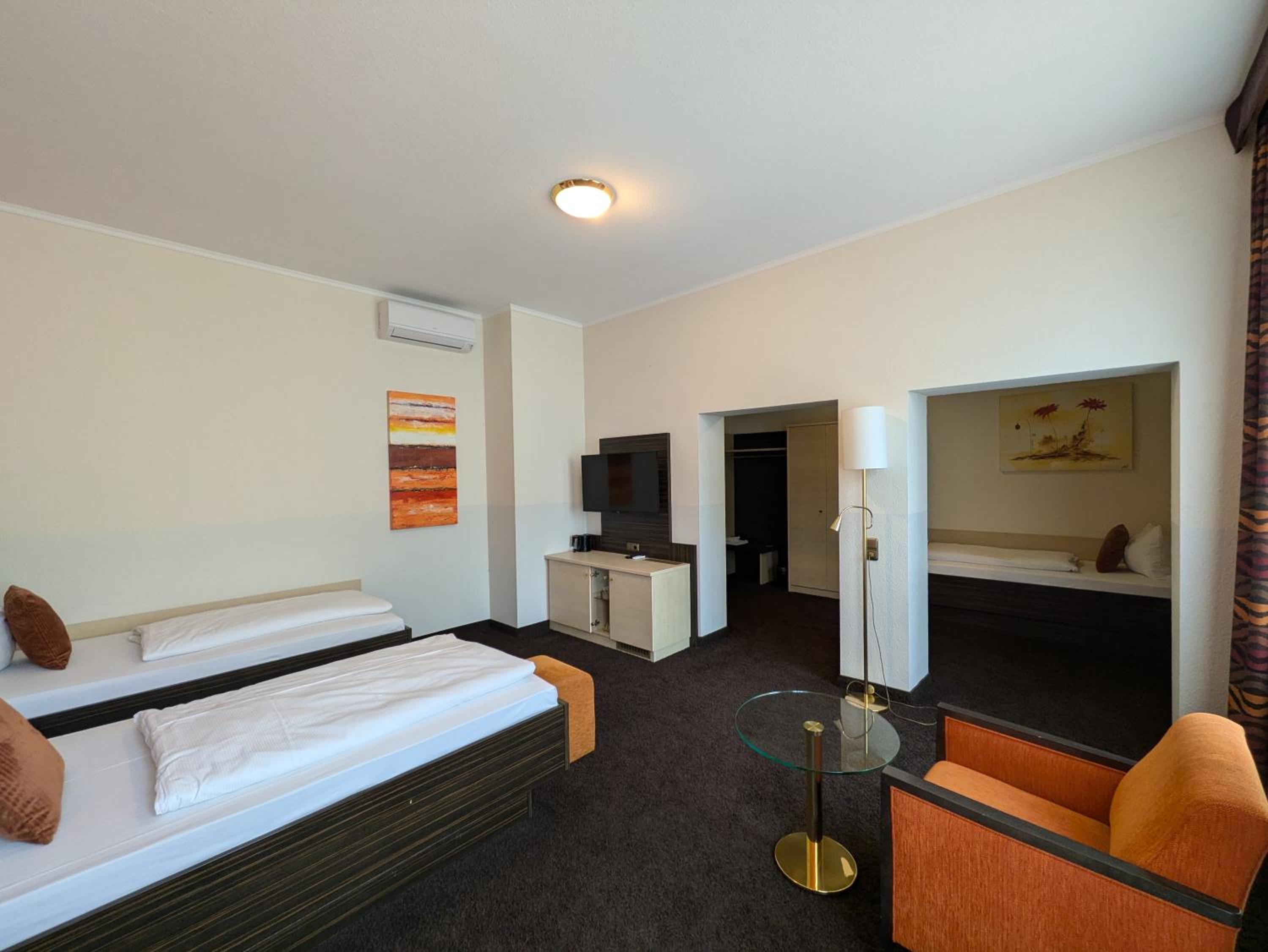 Family Room with Three Single Beds - Photo 2