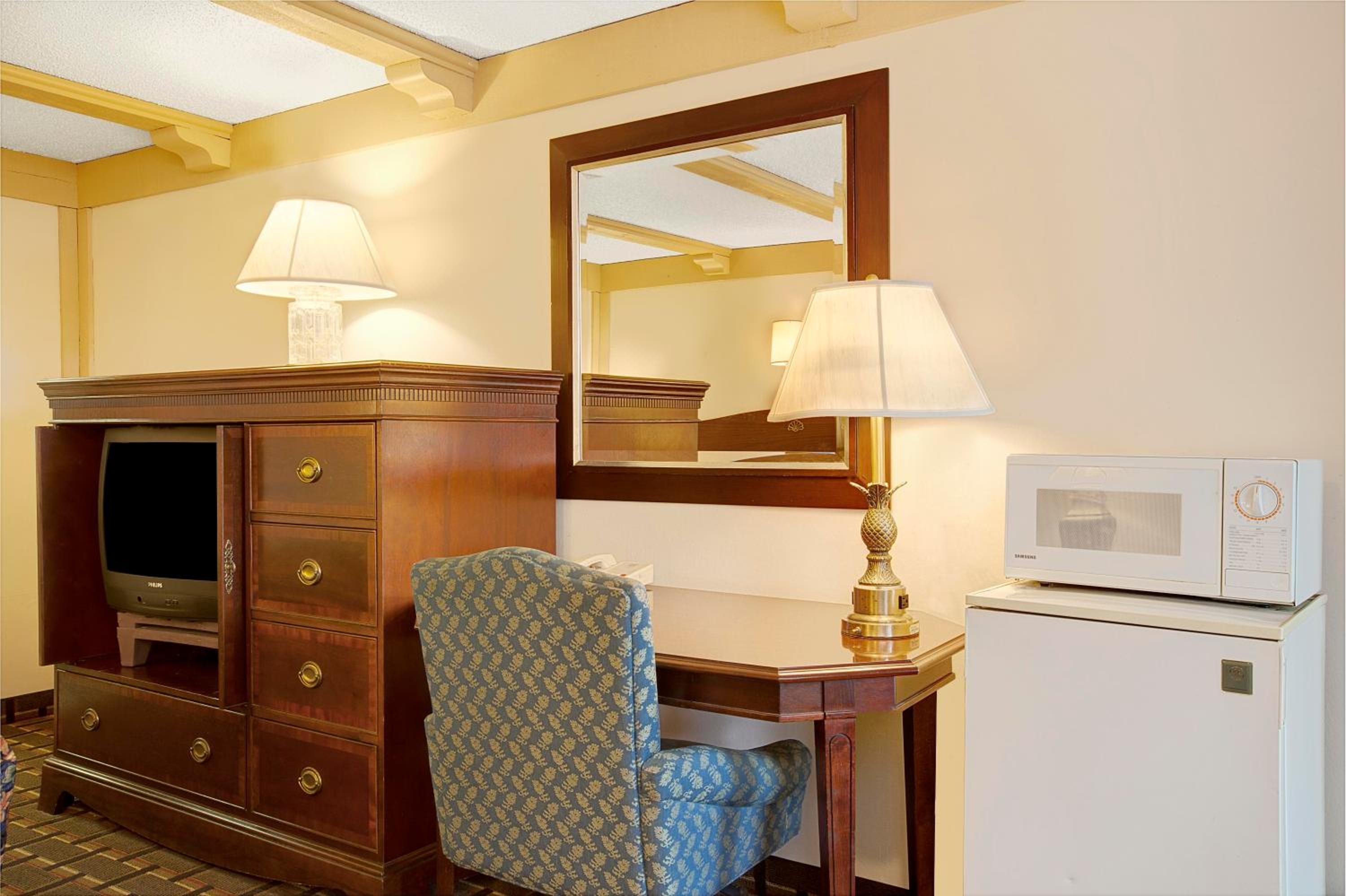 Standard King Room - Smoking - Photo 6