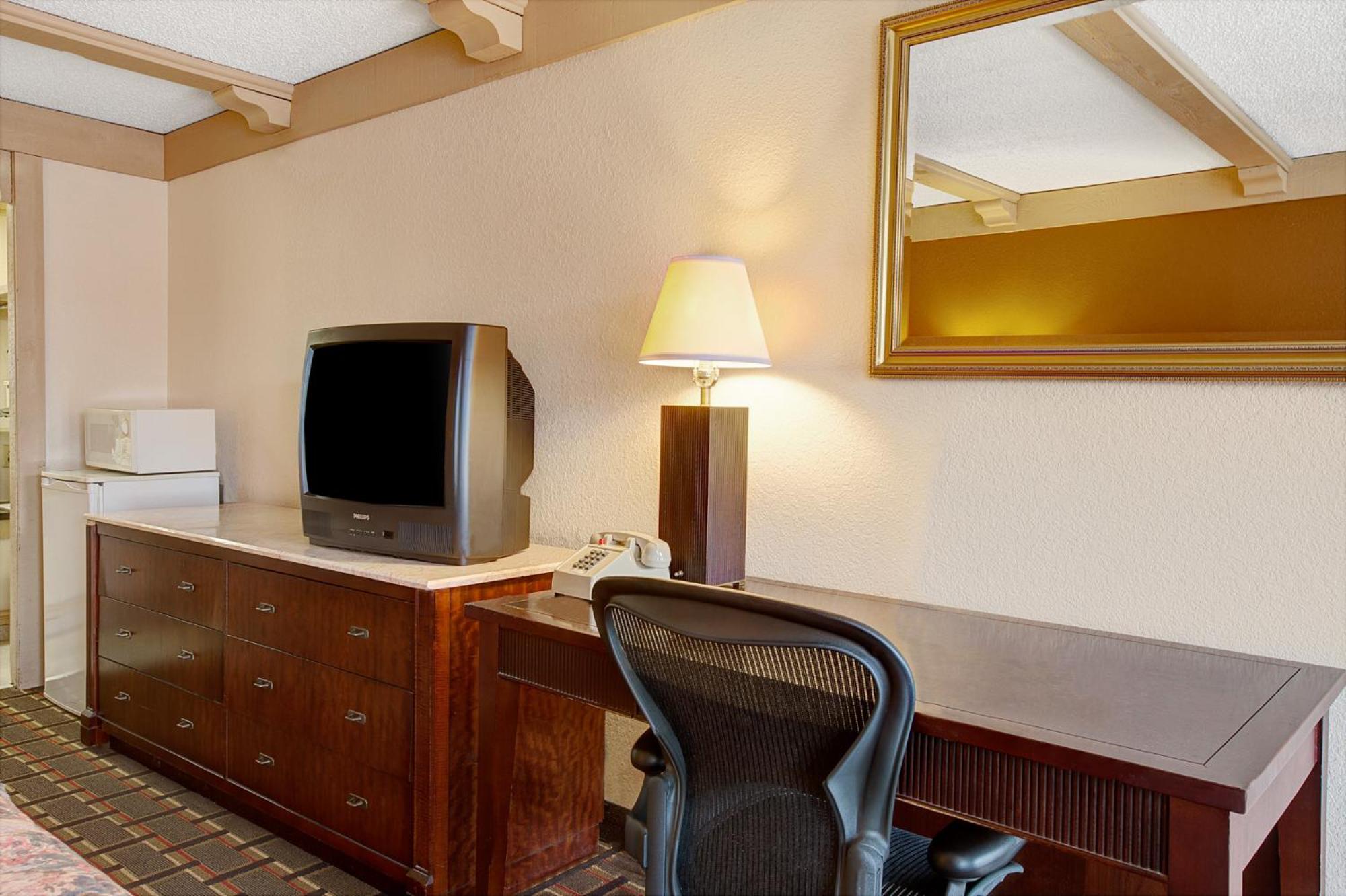 Standard King Room - Smoking - Photo 9