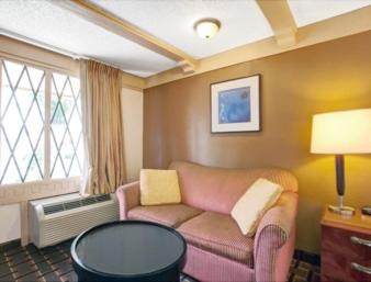 Standard King Room - Smoking - Photo 7