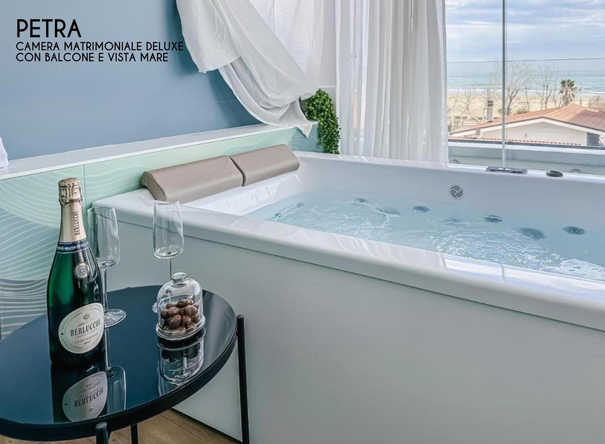 Deluxe Double Room with Balcony and Sea View photo 1