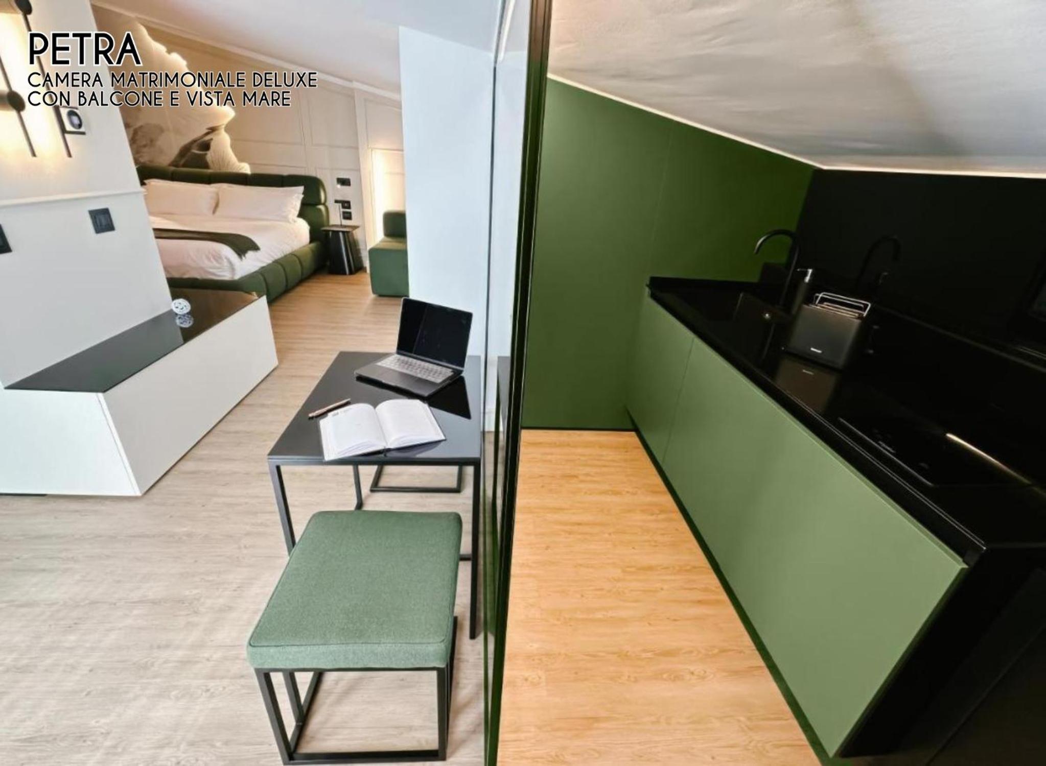 Deluxe Double Room with Balcony and Sea View photo 3