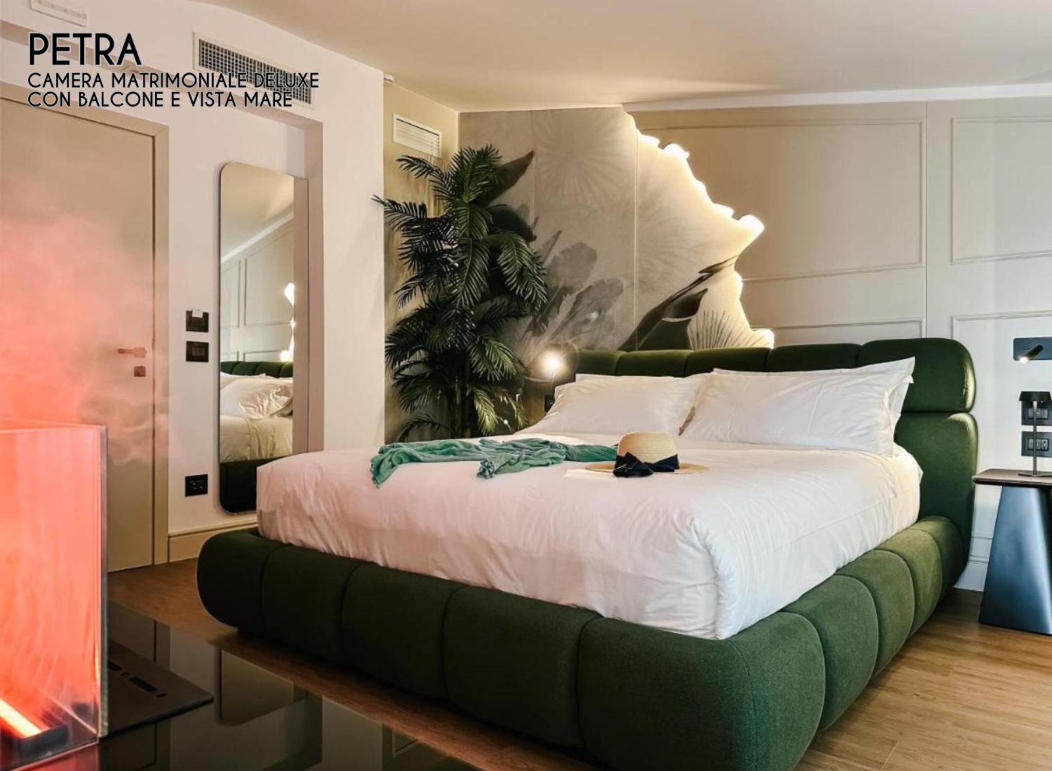 Deluxe Double Room with Balcony and Sea View photo 2