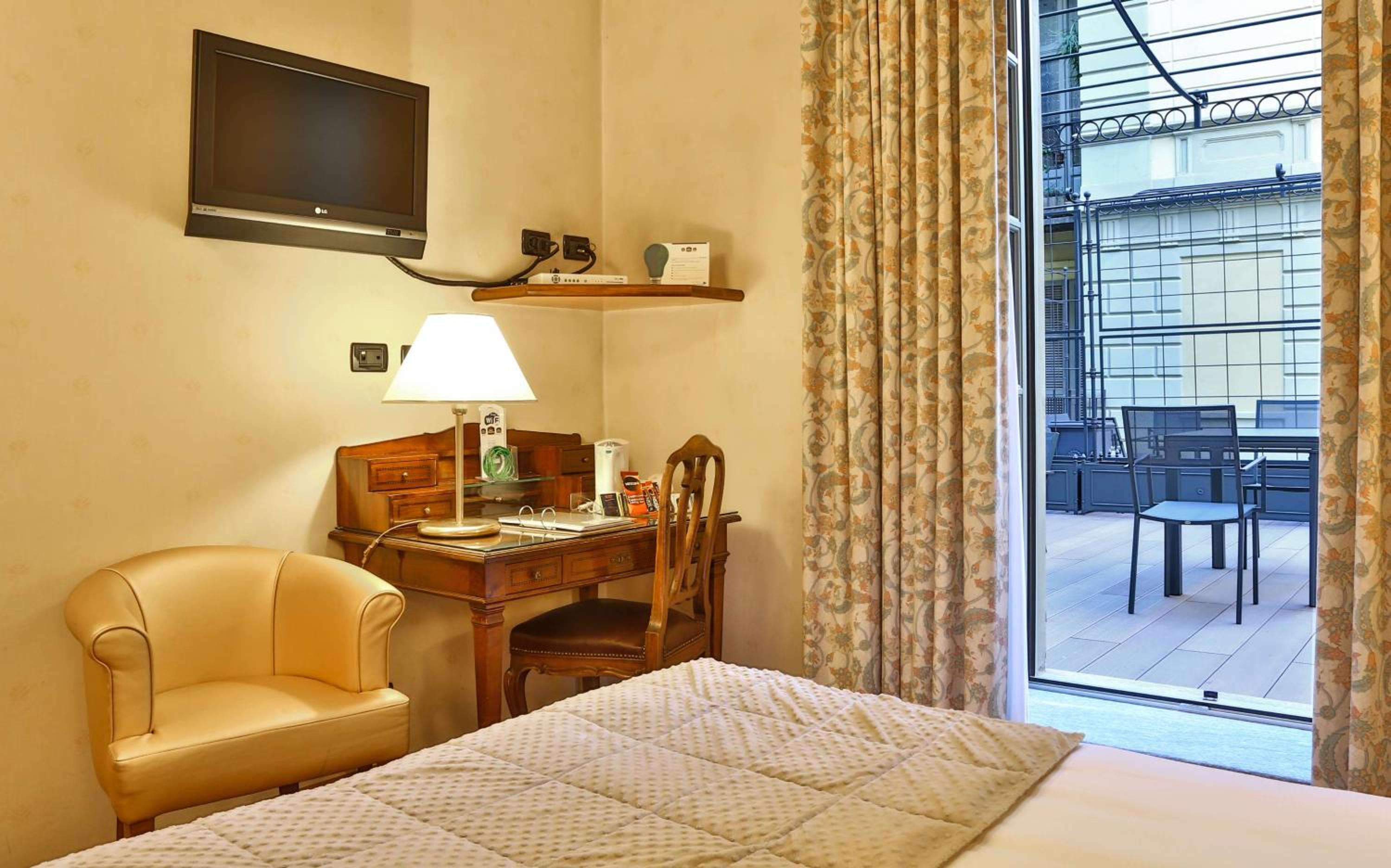 Classic Double Room - Photo 12