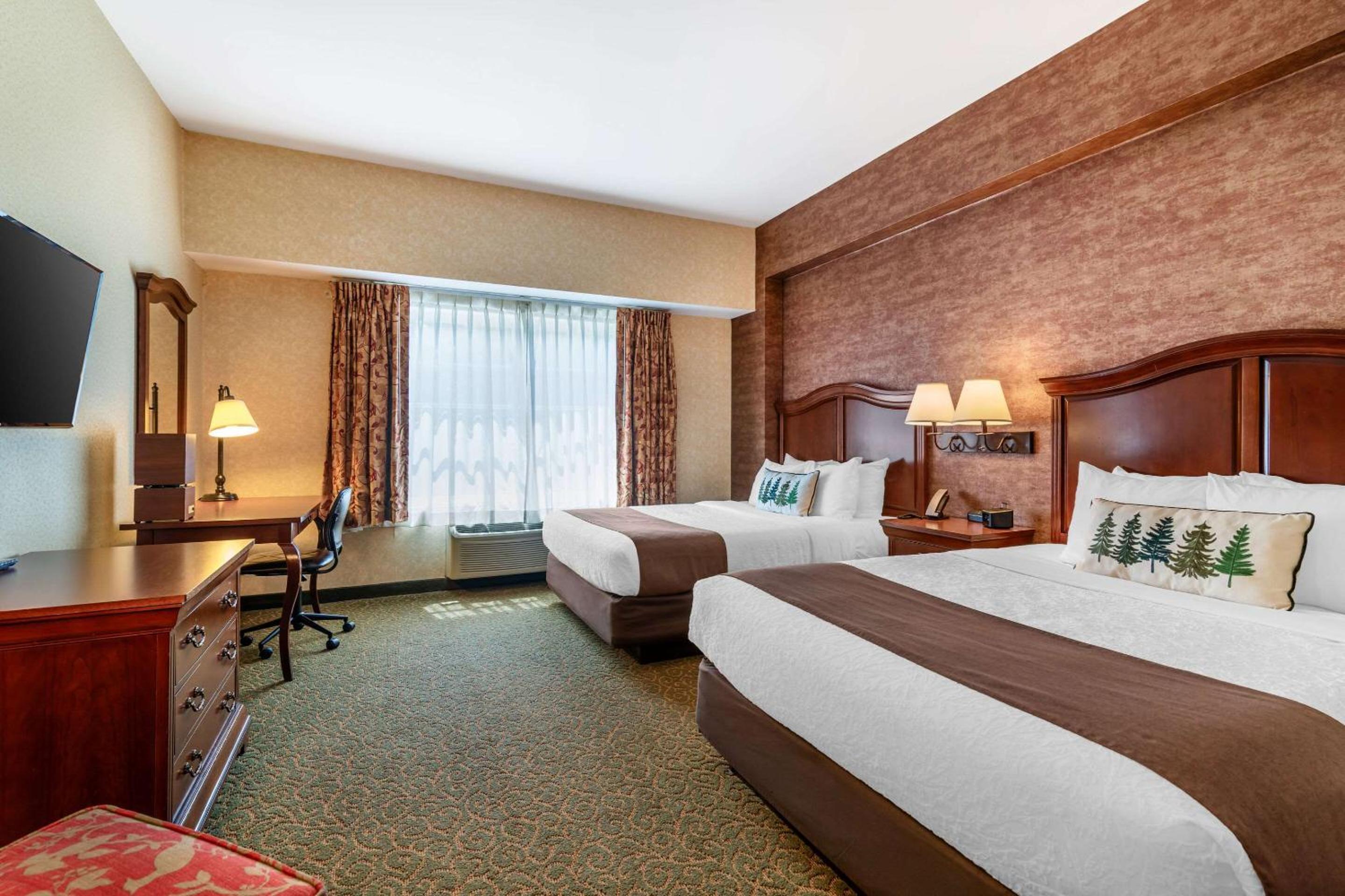 Deluxe Queen Room with Two Queen Beds - Non-Smoking - Photo 1