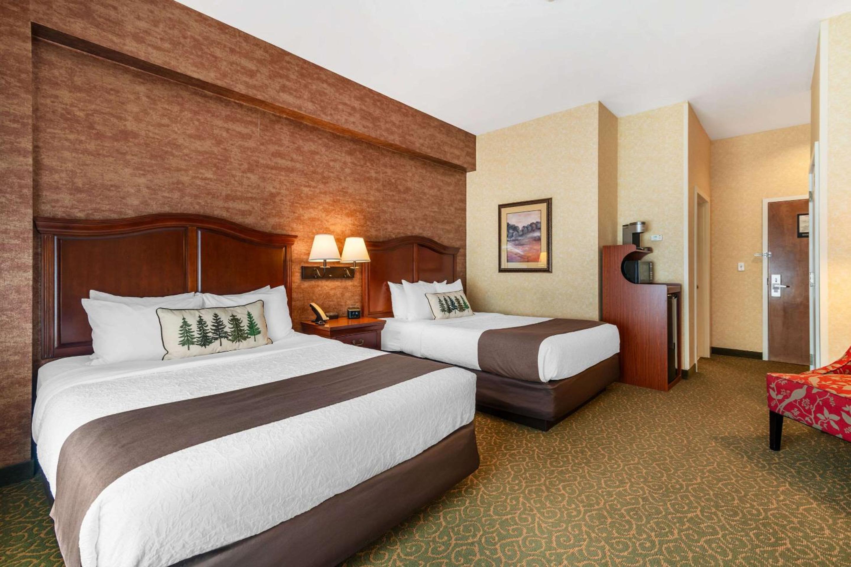 Deluxe Queen Room with Two Queen Beds - Non-Smoking - Photo 7