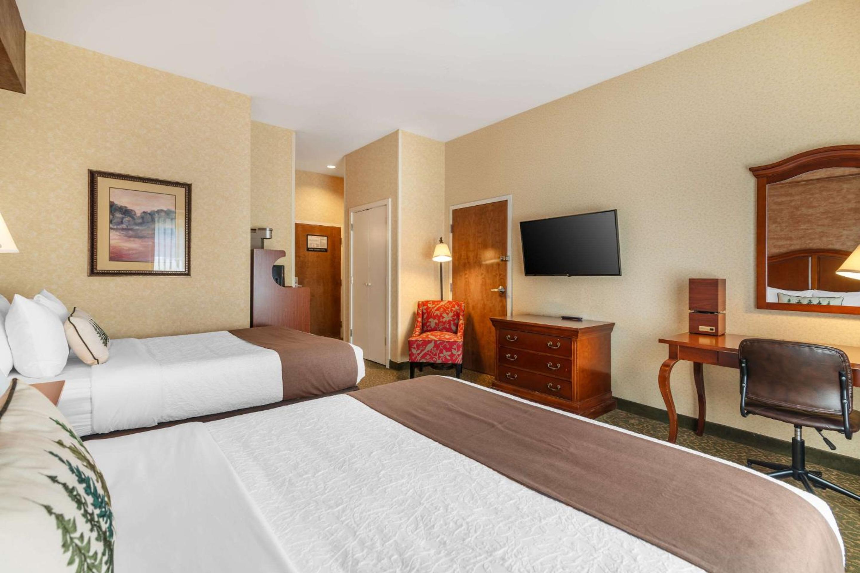 Deluxe Queen Room with Two Queen Beds - Non-Smoking - Photo 6