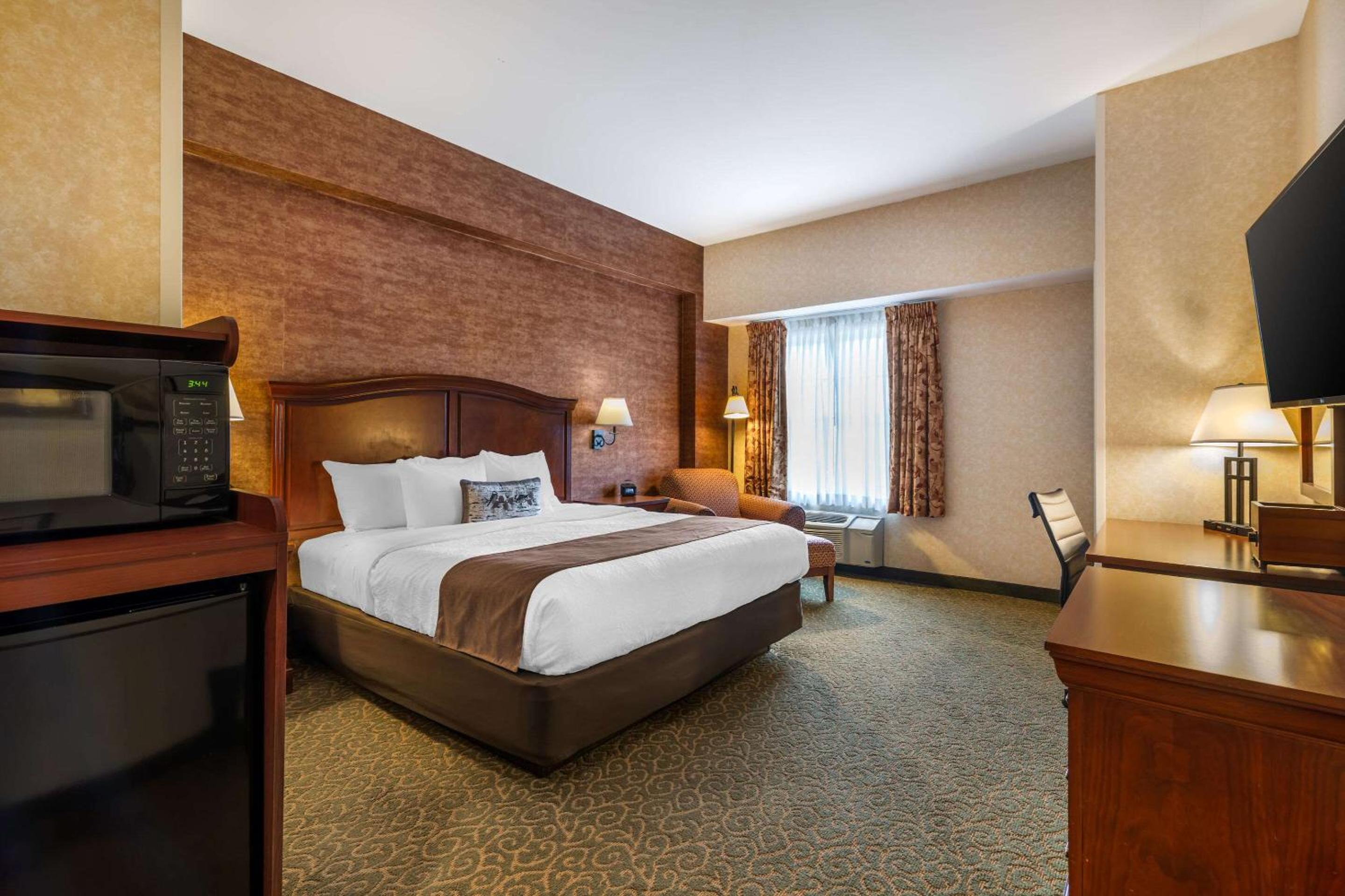 Deluxe King Room - Non-Smoking - Photo 1