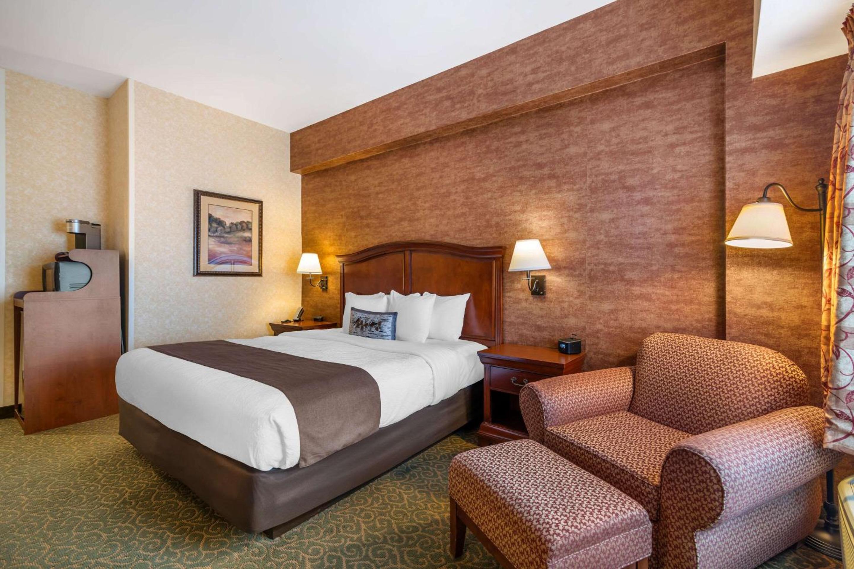 Deluxe King Room - Non-Smoking - Photo 9