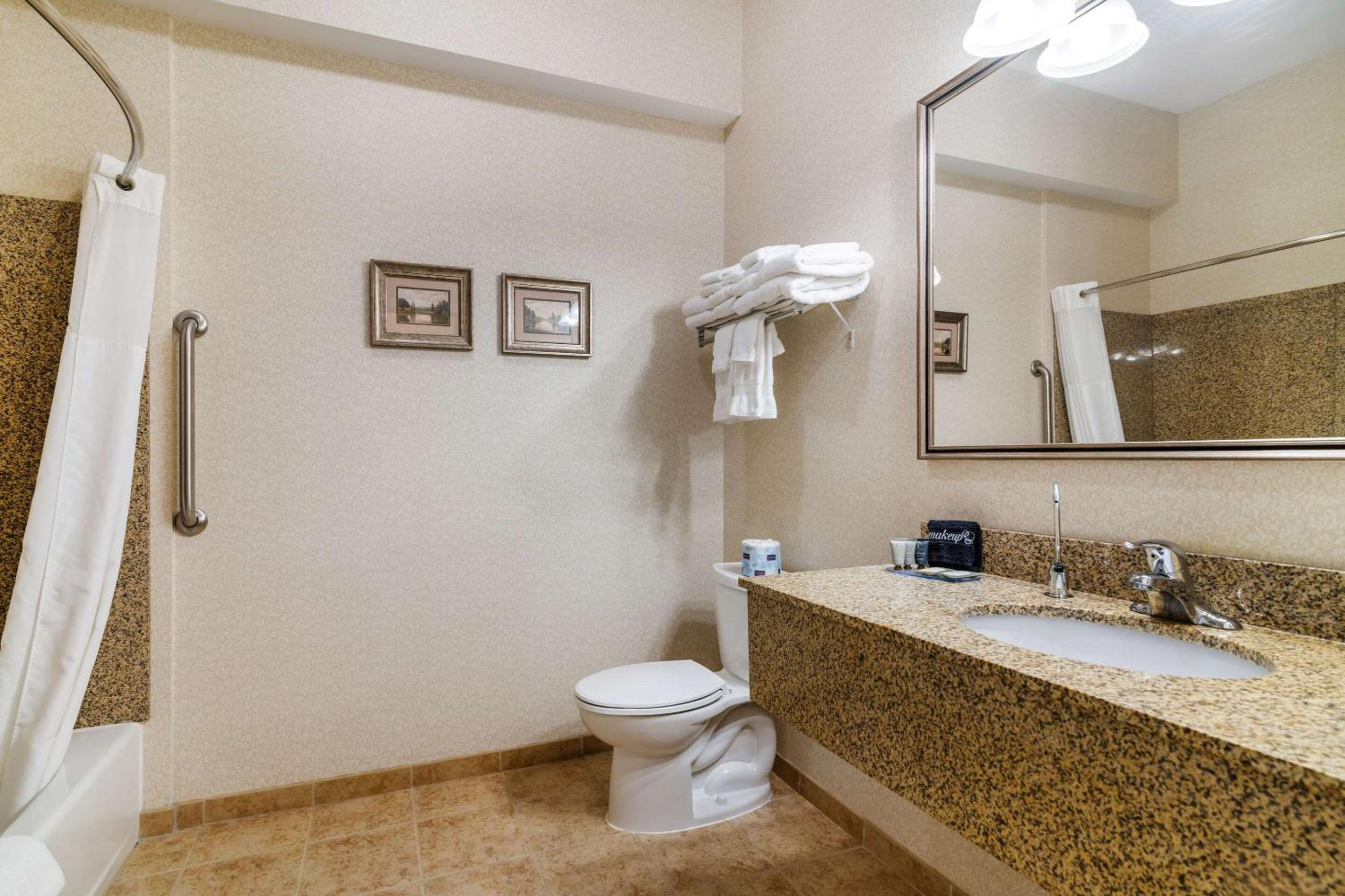 Deluxe Queen Room with Two Queen Beds - Non-Smoking - Photo 2