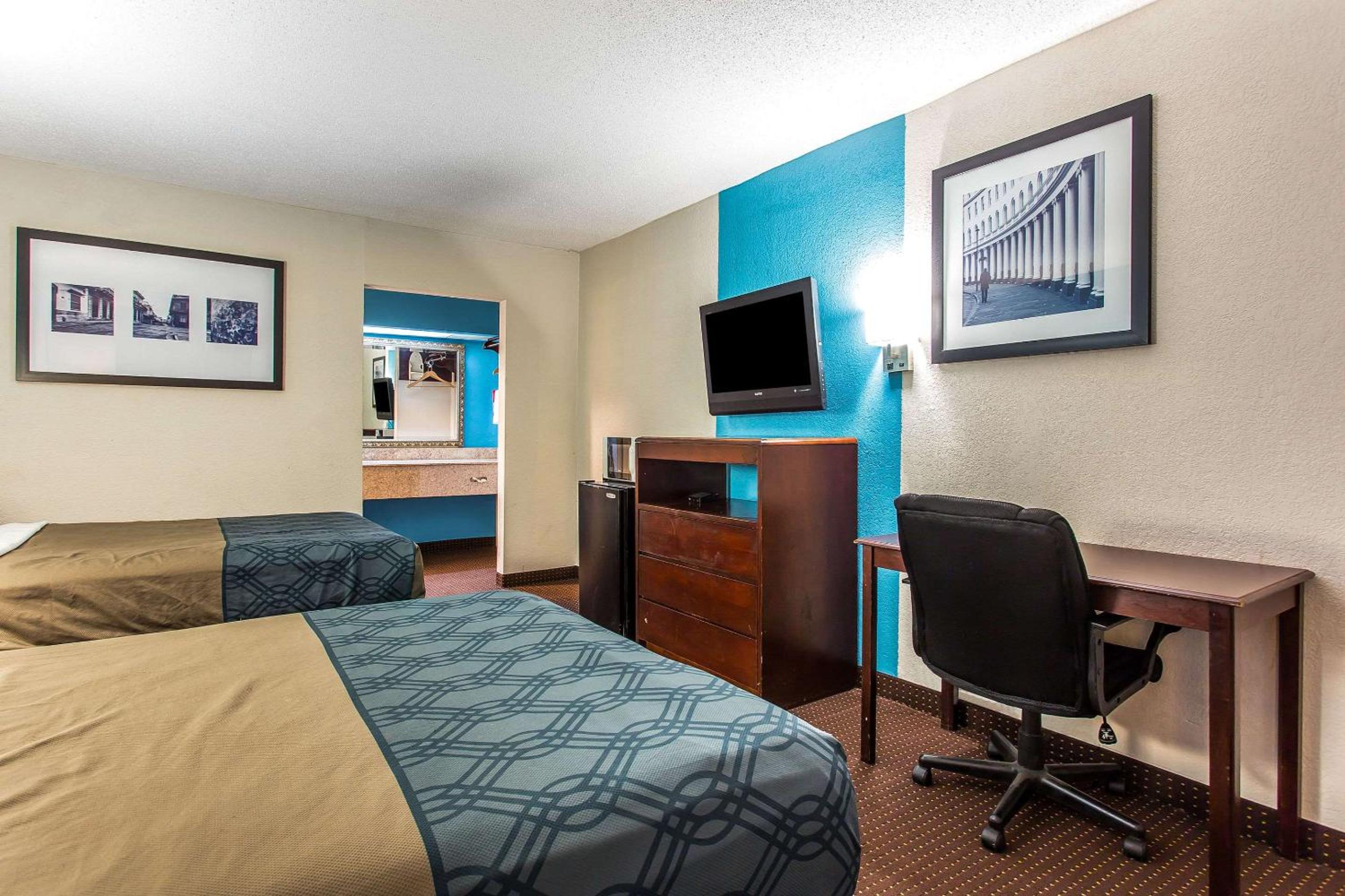 Double Room with Two Double Beds - Smoking - Photo 2
