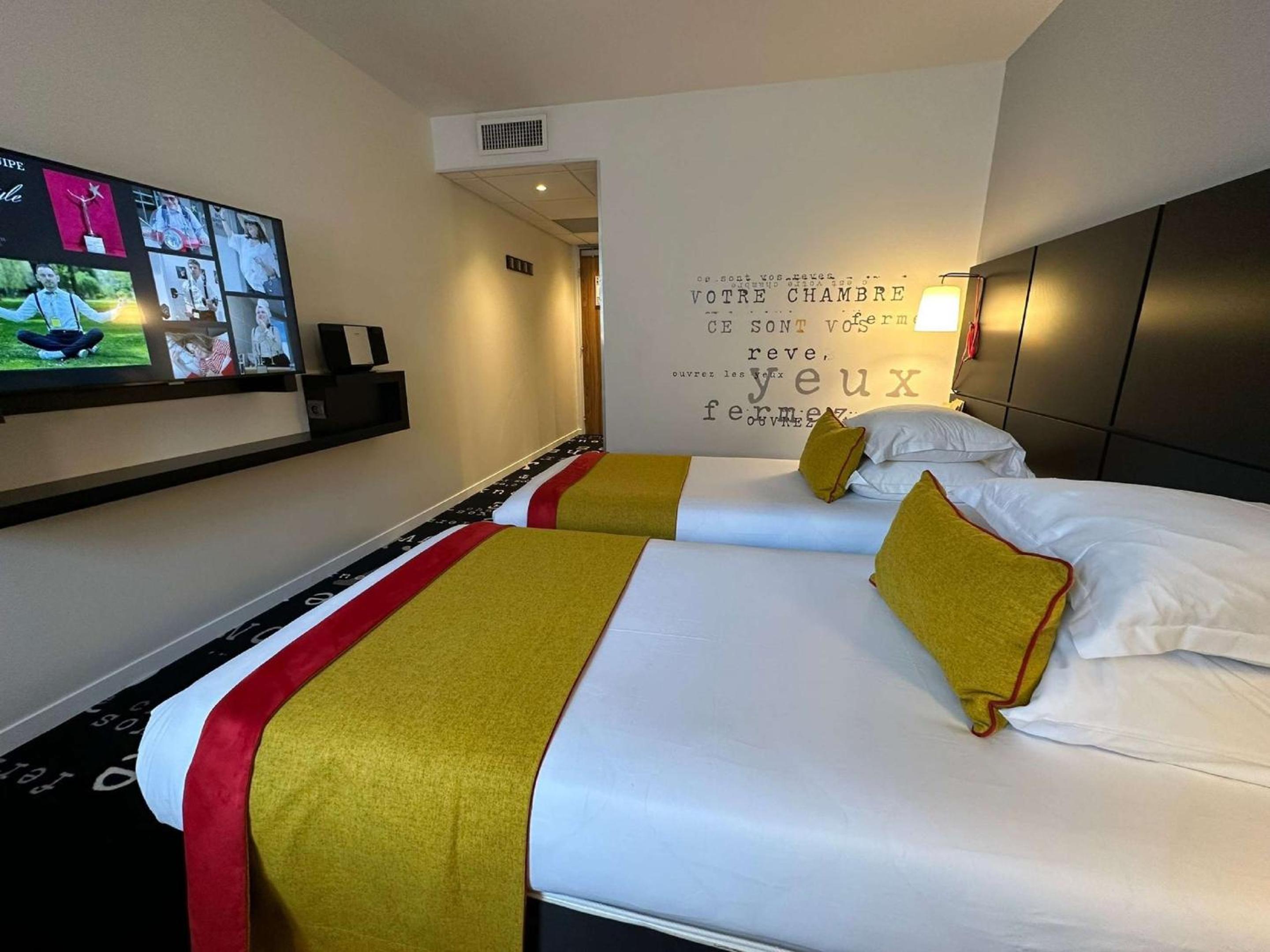 Standard Twin Room - Photo 9