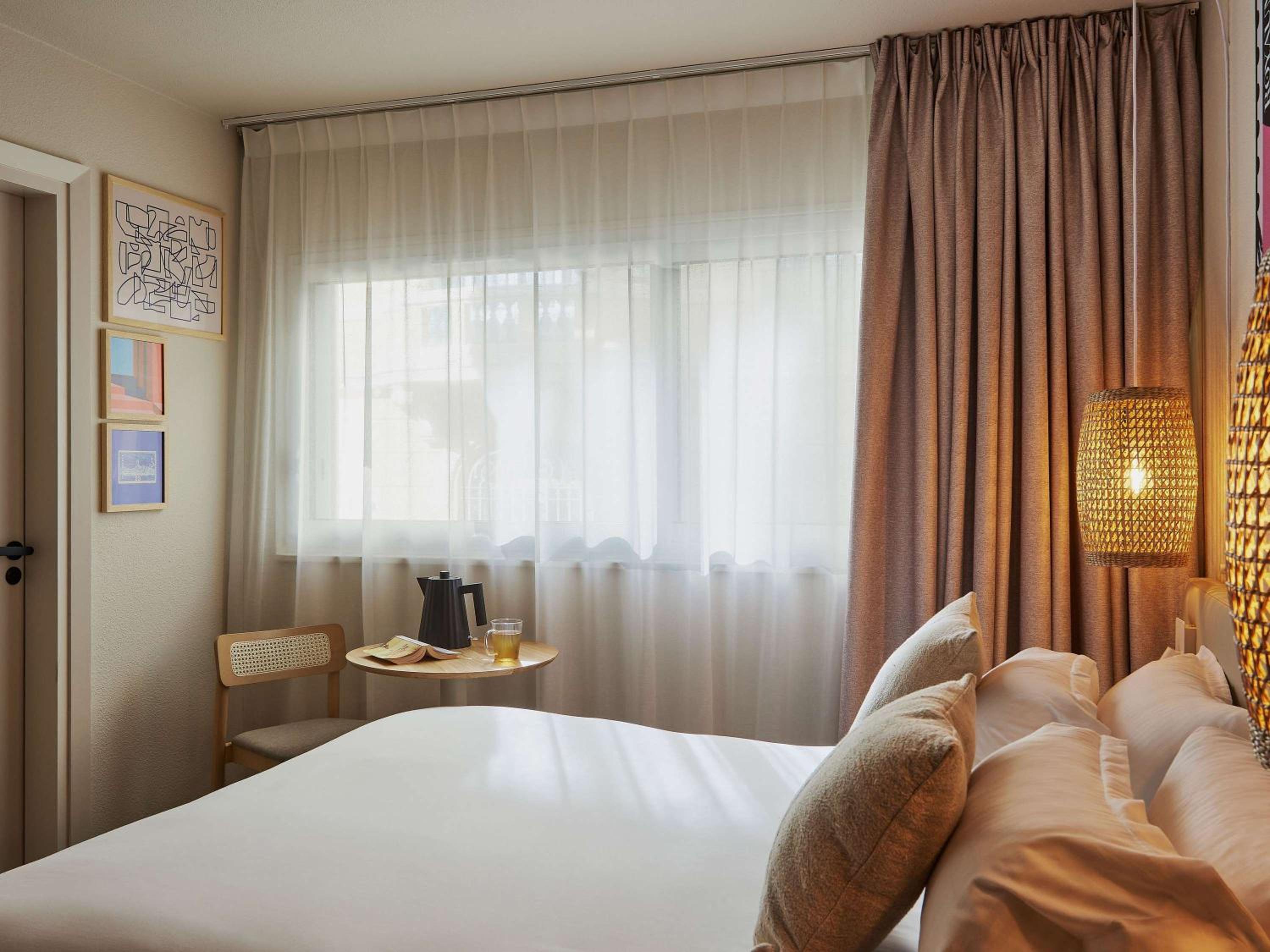 Classic Double Room with City View - Photo 11
