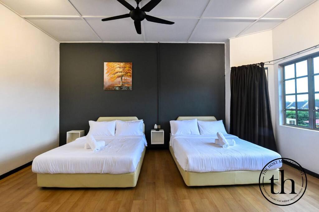 Six-Bedroom House photo 1