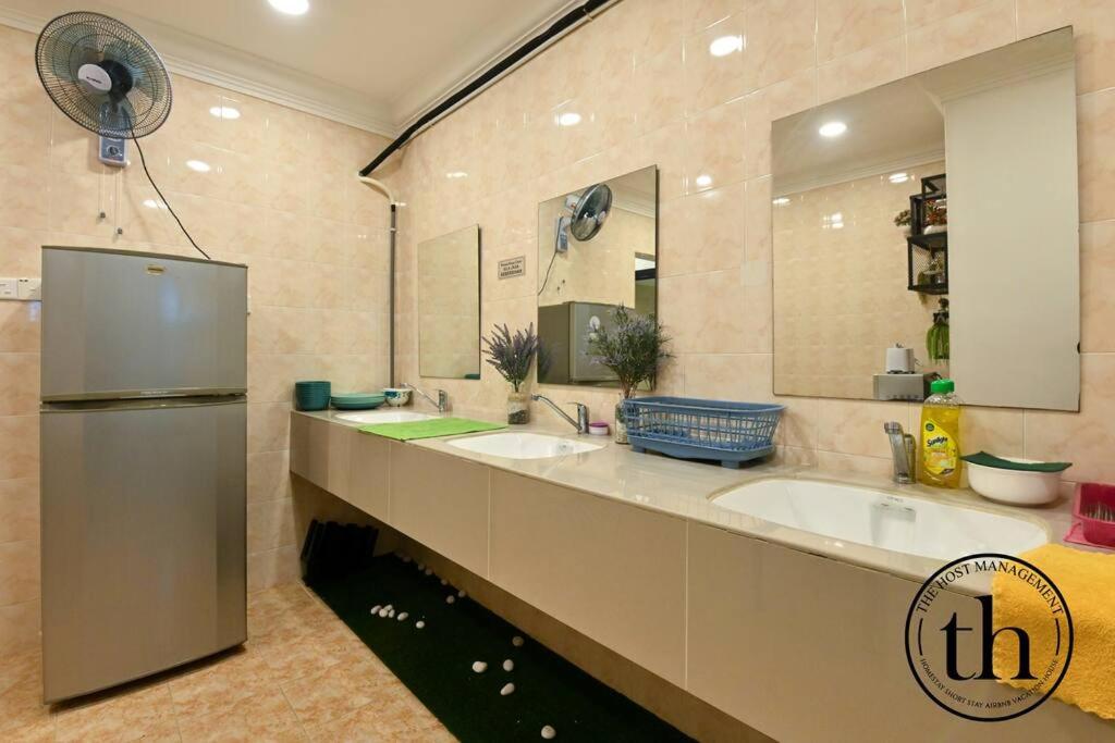 Six-Bedroom House photo 3