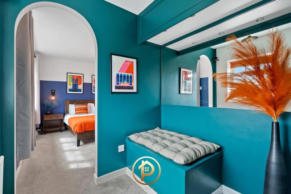 Five-Bedroom House photo 1