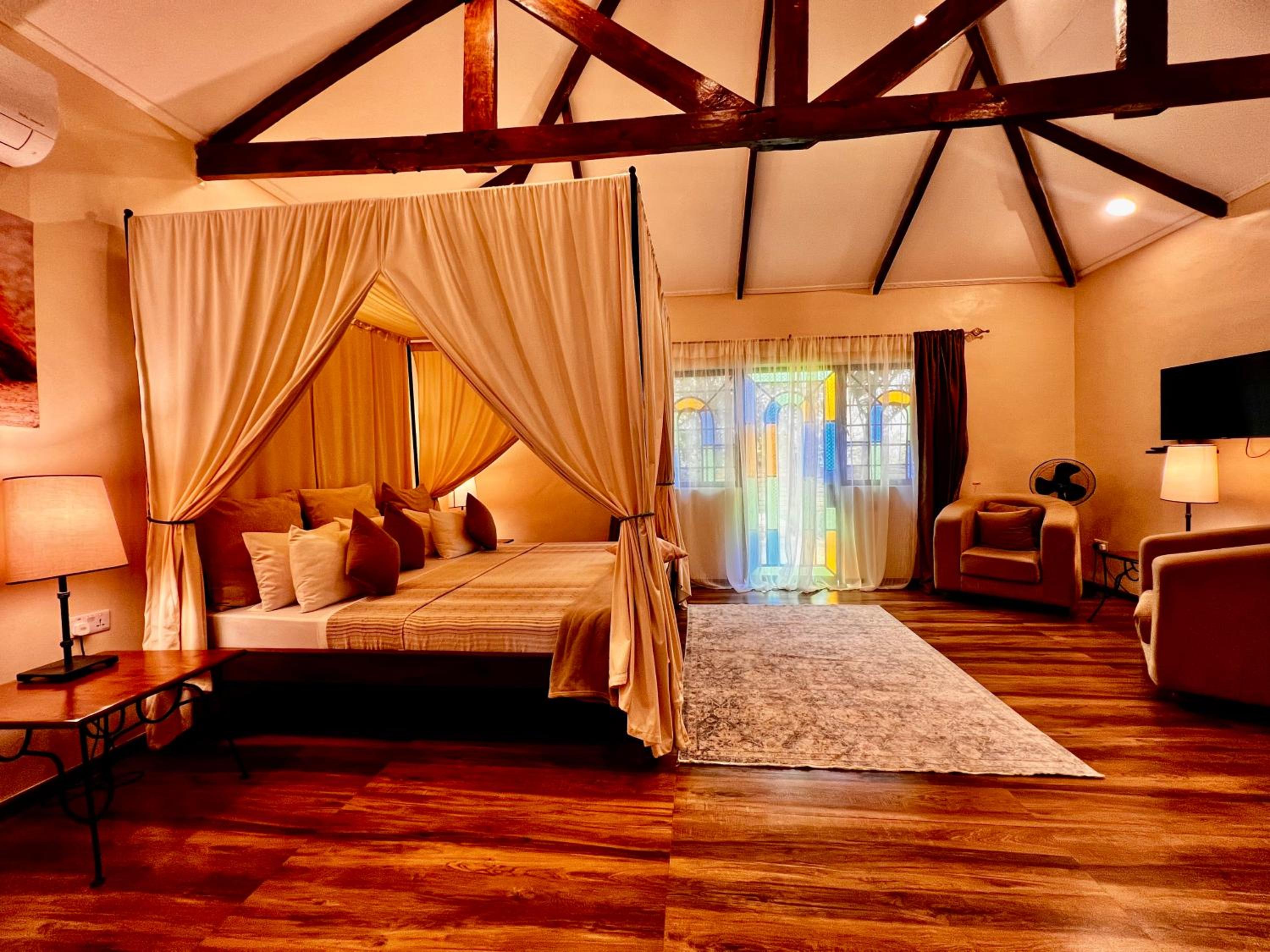 Superior Suite - Photo 5