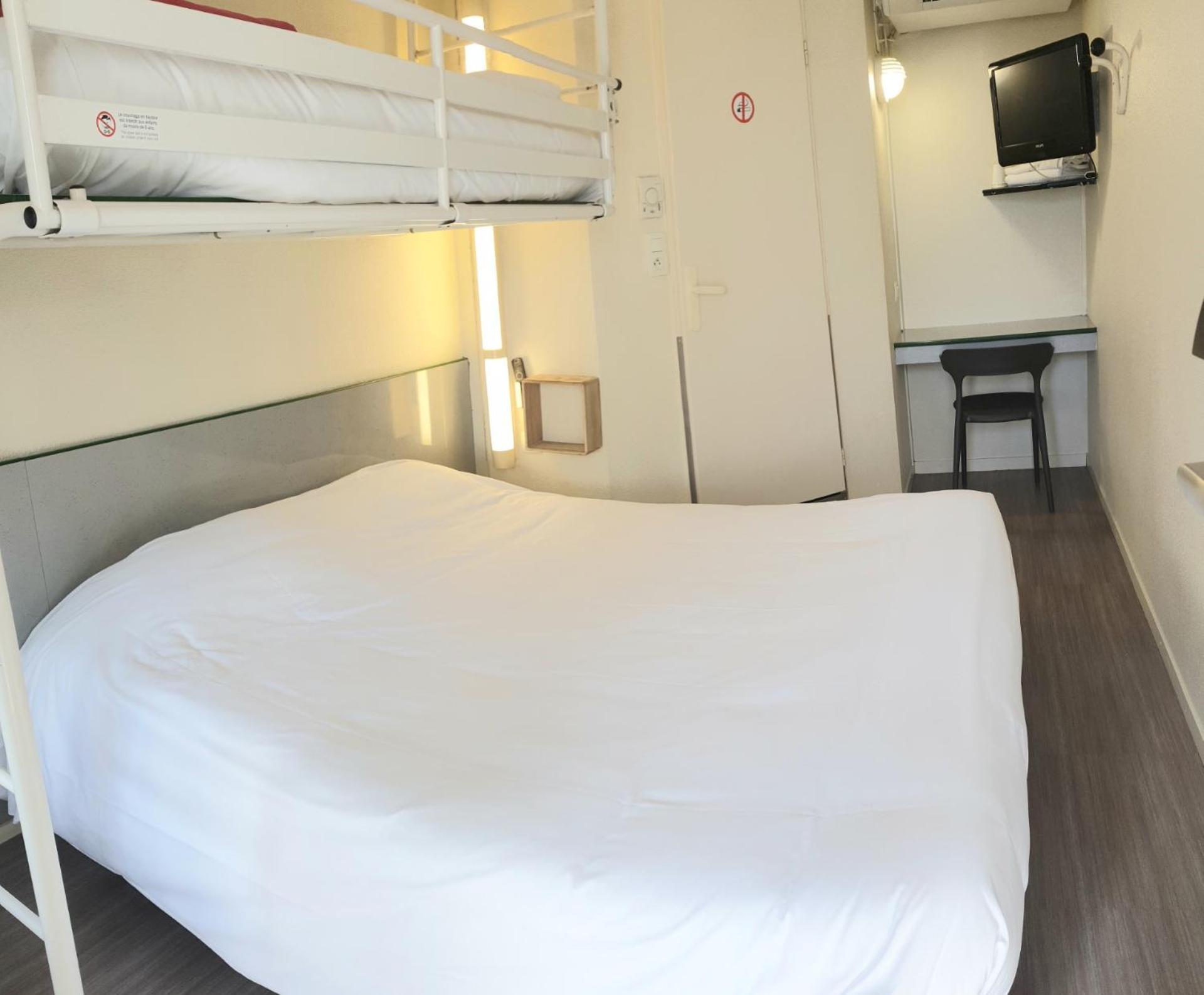 Triple Room (1 Double Bed + 1 Single Bed) photo 1