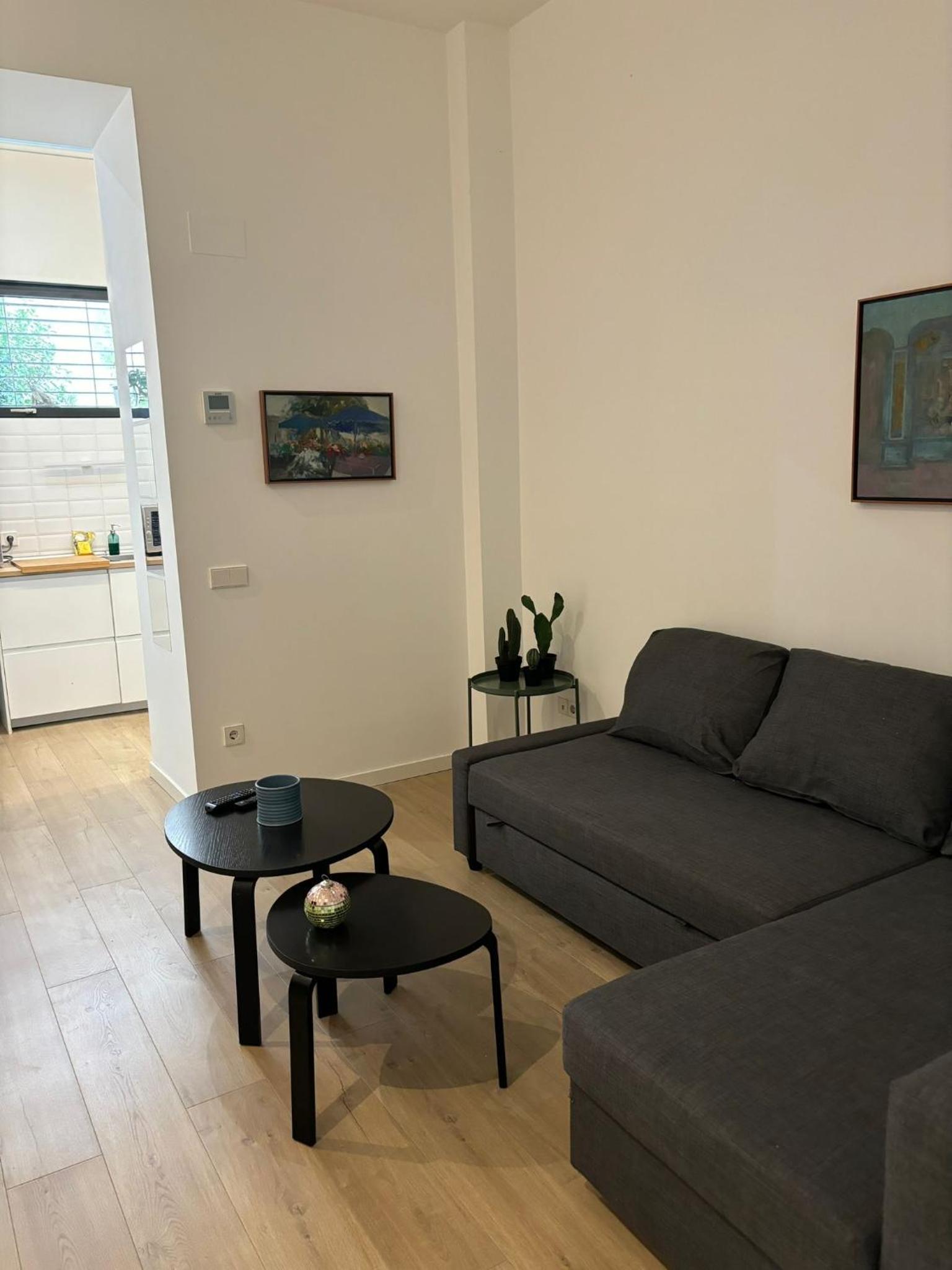 One-Bedroom Apartment photo 1