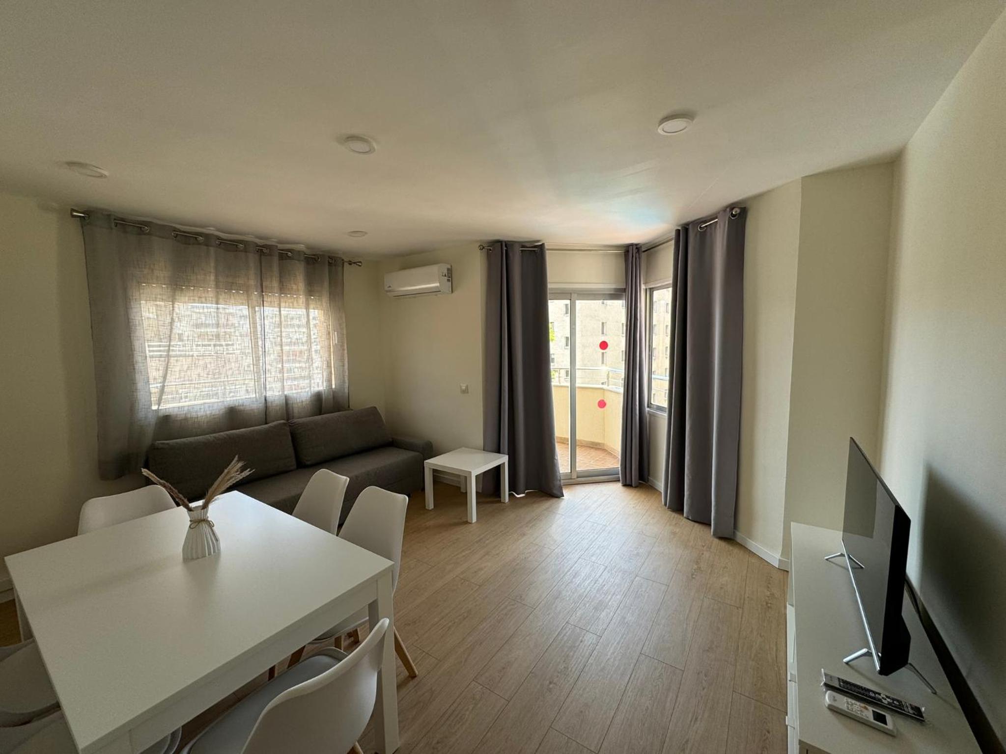 Apartamento de Dos Dormitorios con Vista a la Piscina