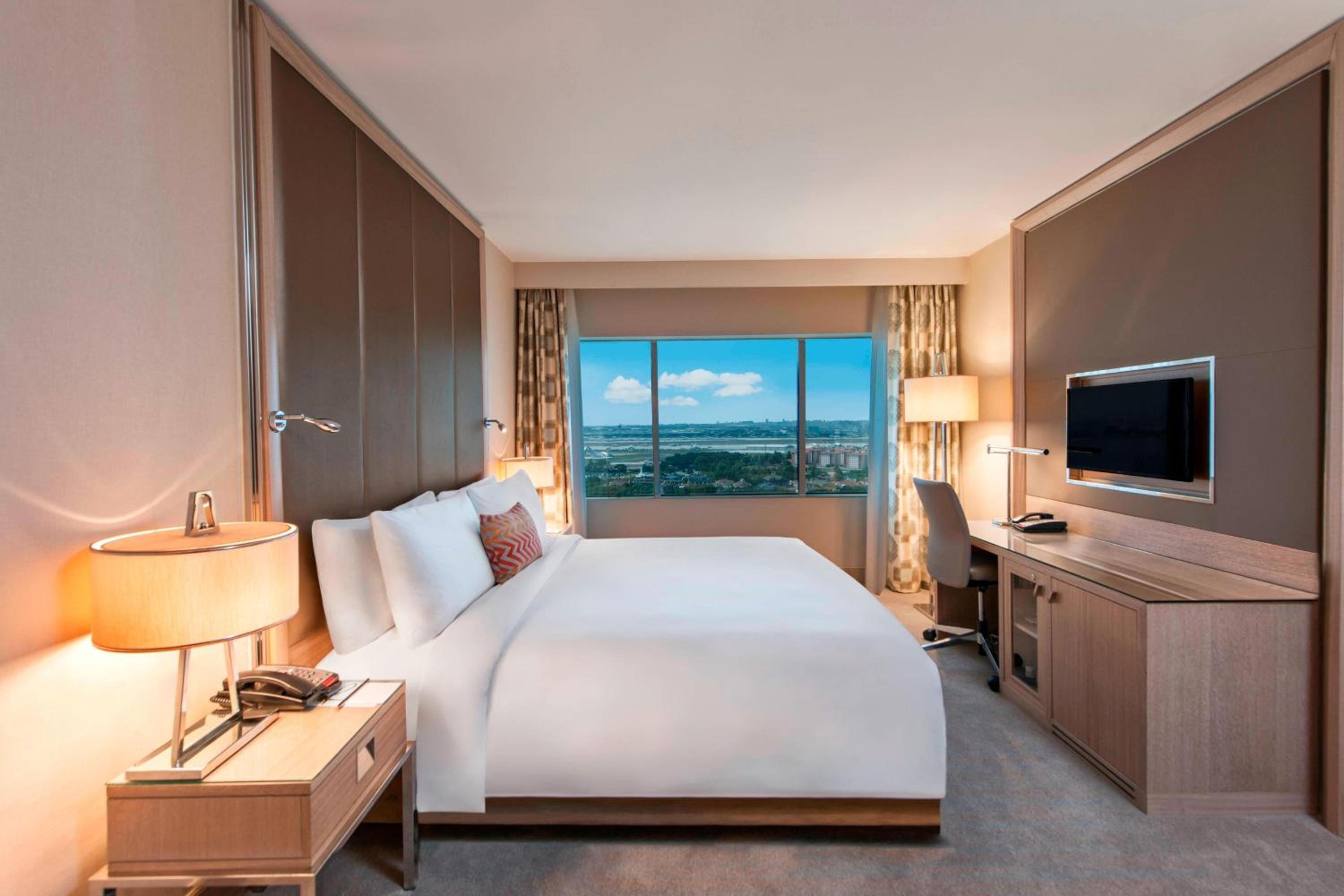 Executive King Room with City View and Club Lounge Access