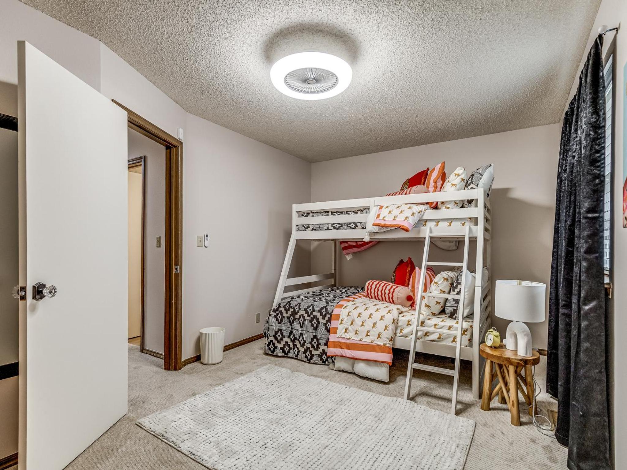 Three-Bedroom House photo 3