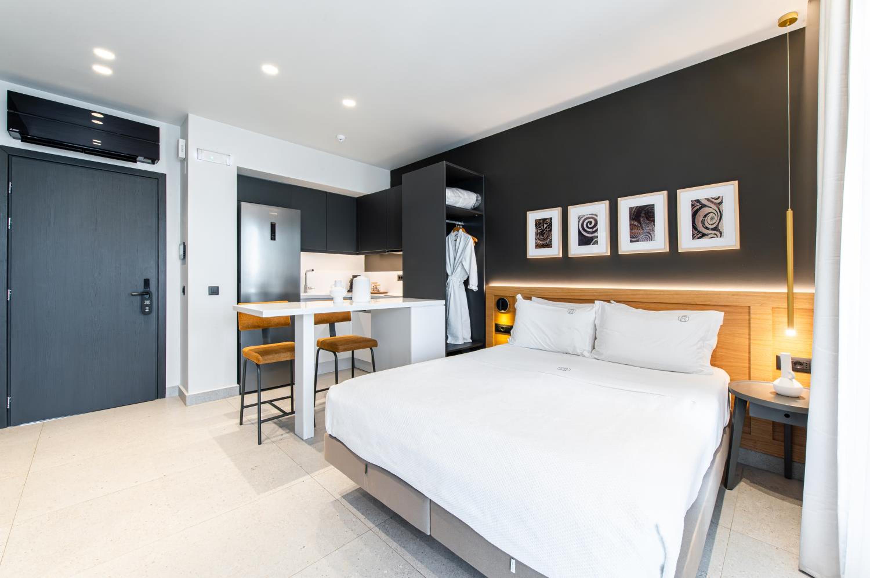 Junior Suite with Outdoor Jetted Tub - Photo 6