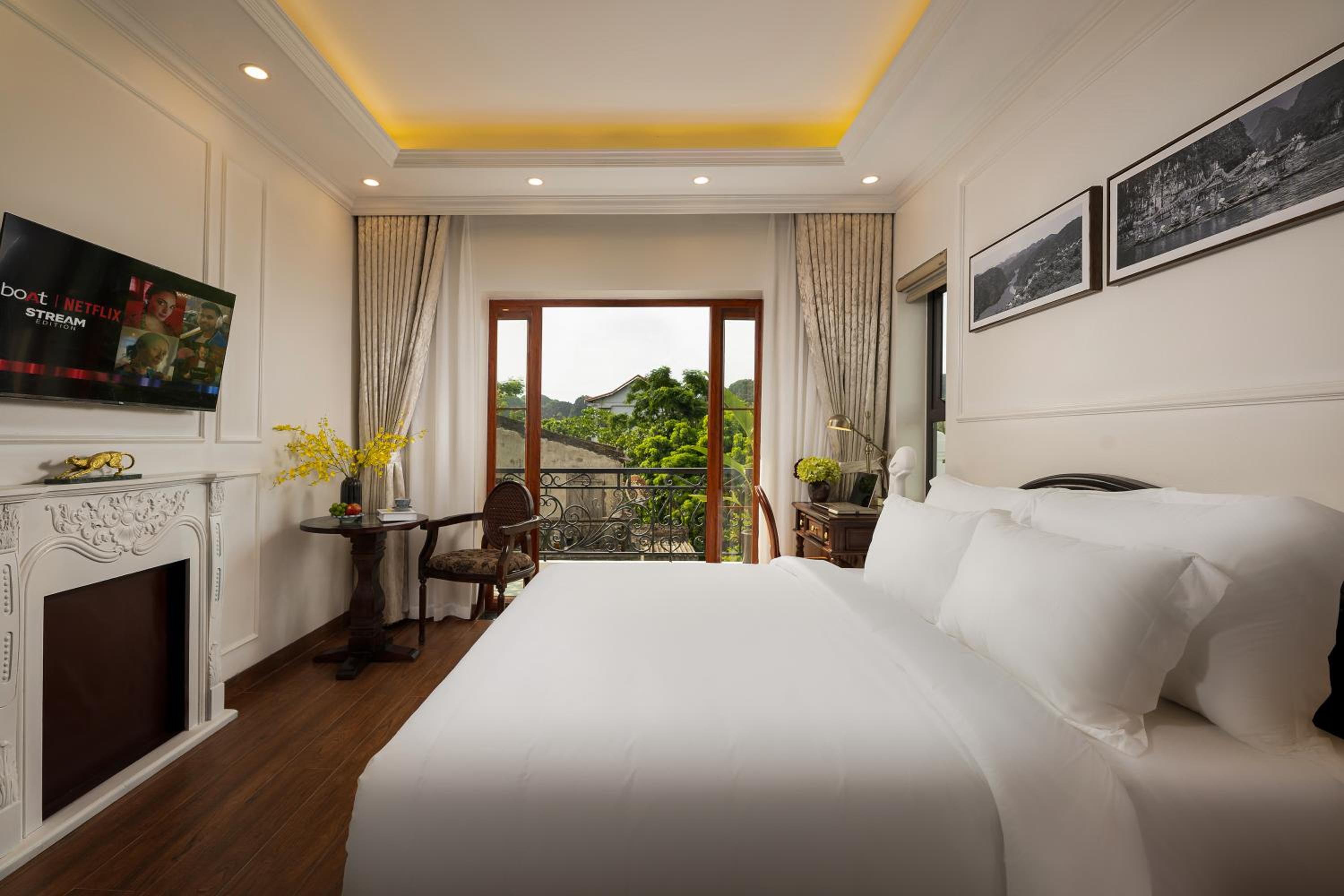 Deluxe Double Room with Balcony - Photo 9