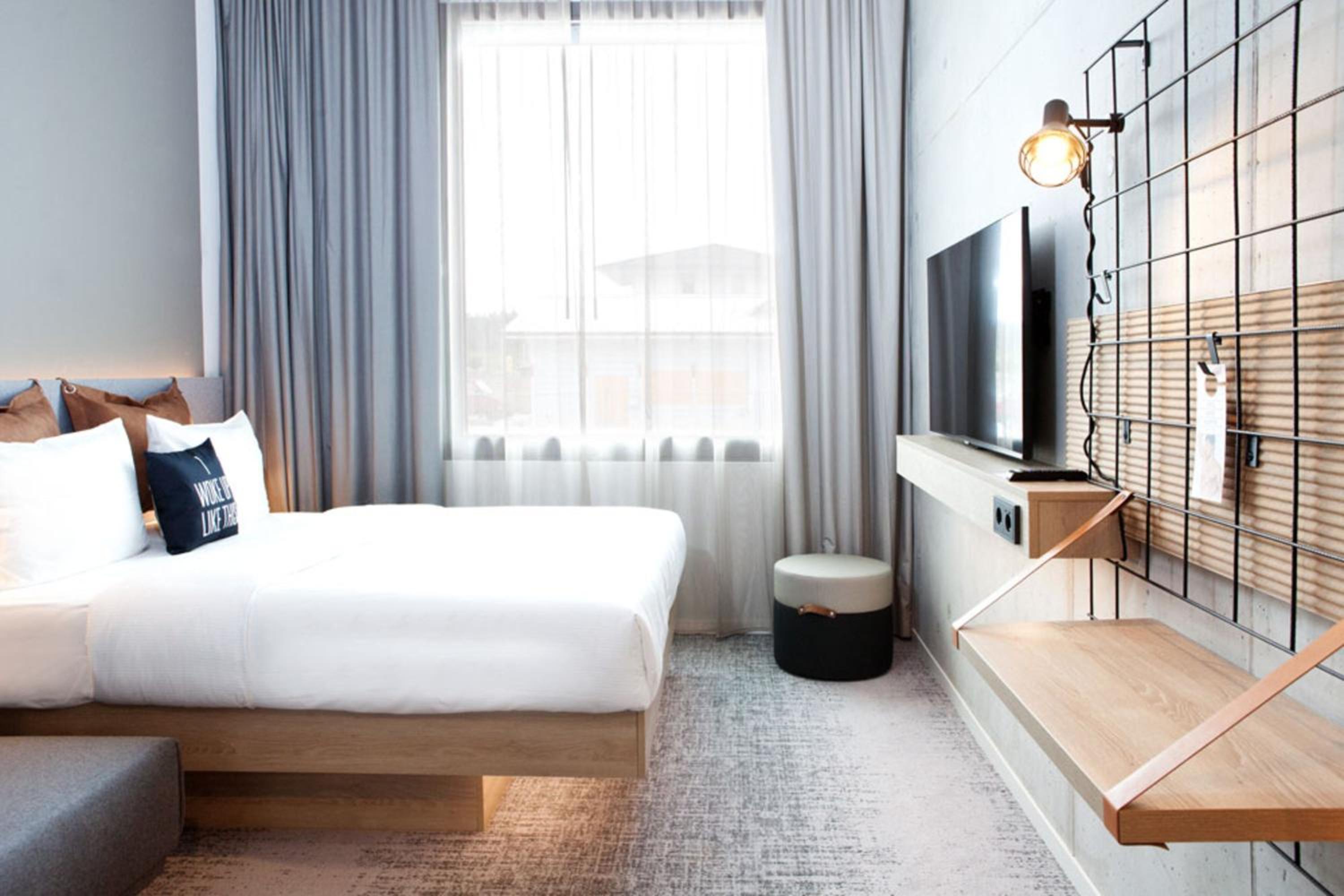 Moxified Guest Room with 1 Queen, Sofa bed, Inland view thumbnail 5