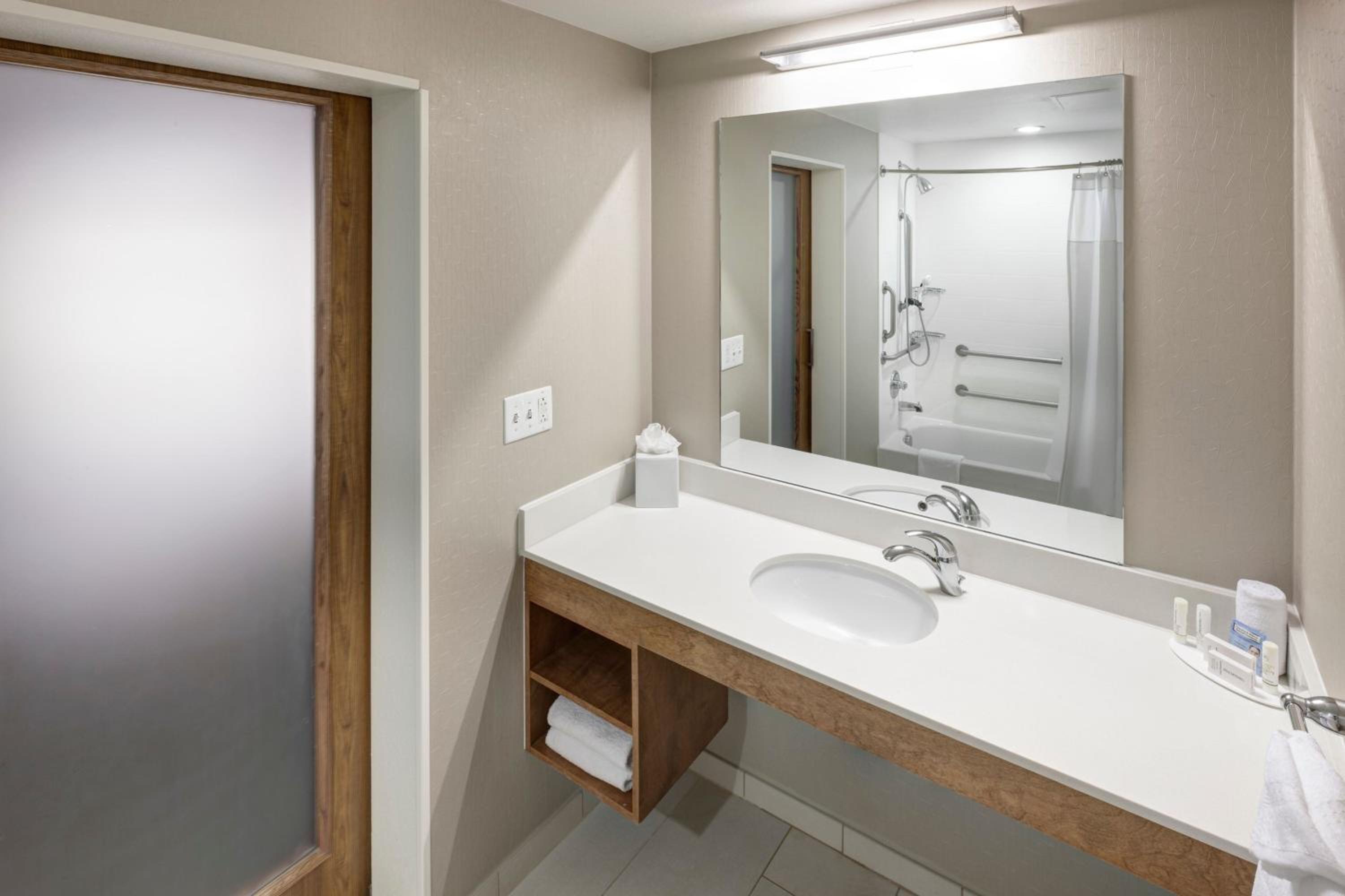 King Studio with Sofa Bed and Adapted Tub - Mobility and Hearing Accessible