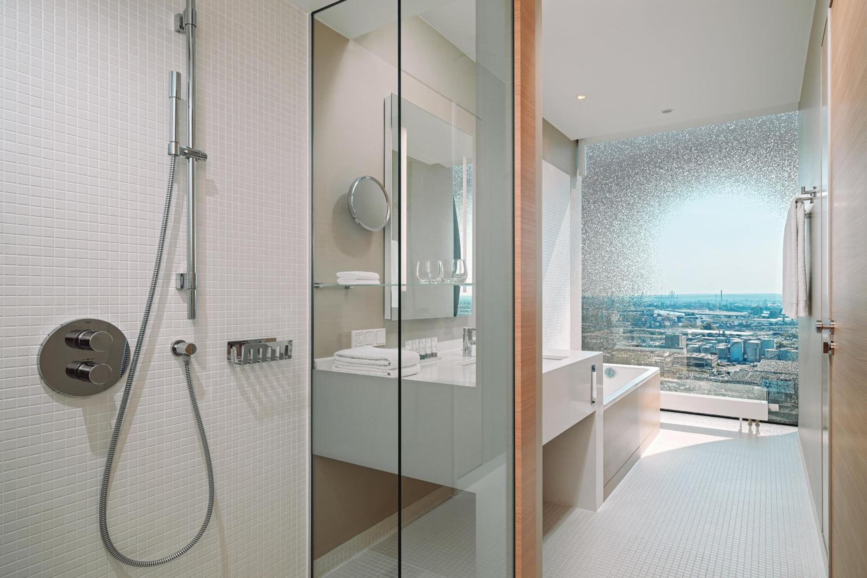Premium Waterfront, Guest room, 1 King, Harbor/Elbe view