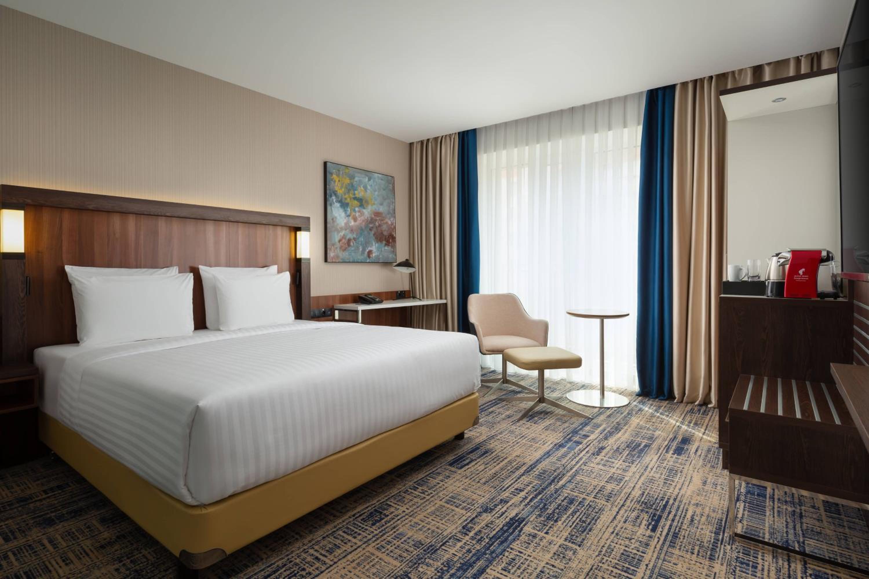 Family suite with 1 King, Sofa bed, City view photo 3