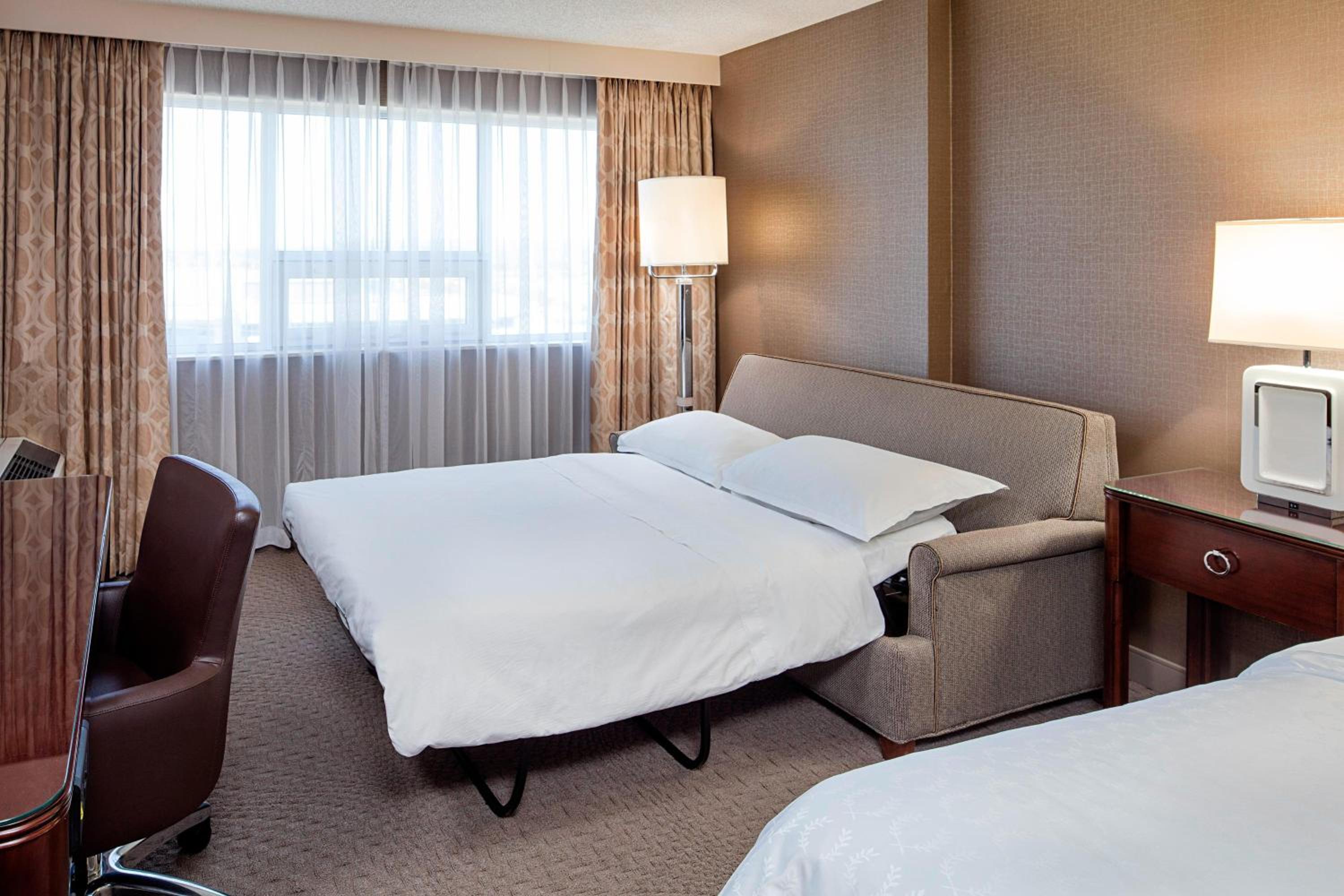 King Room with Sofa Bed - Photo 4