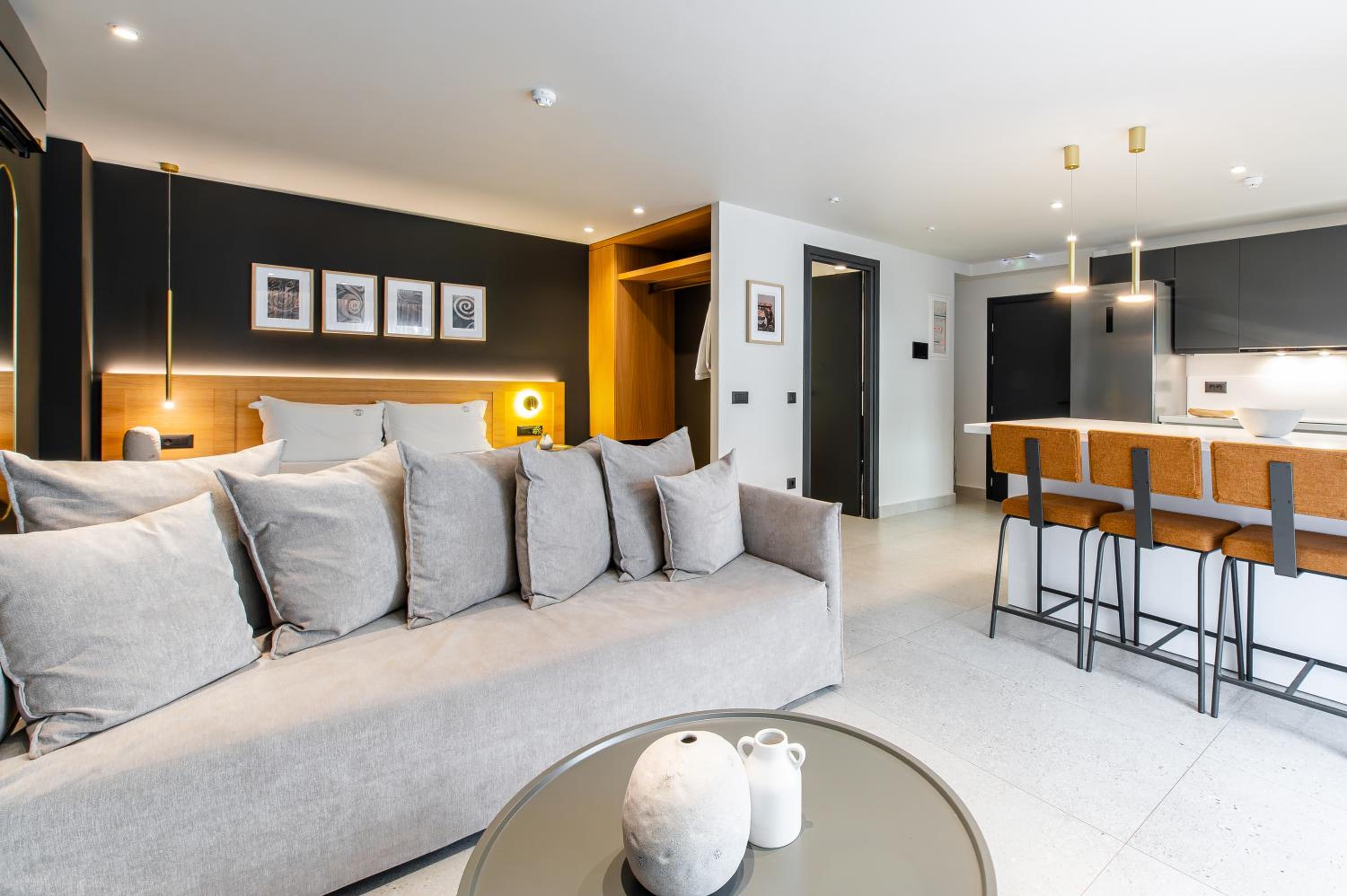 Suite with Terrace & Outdoor Jetted Tub - Photo 12