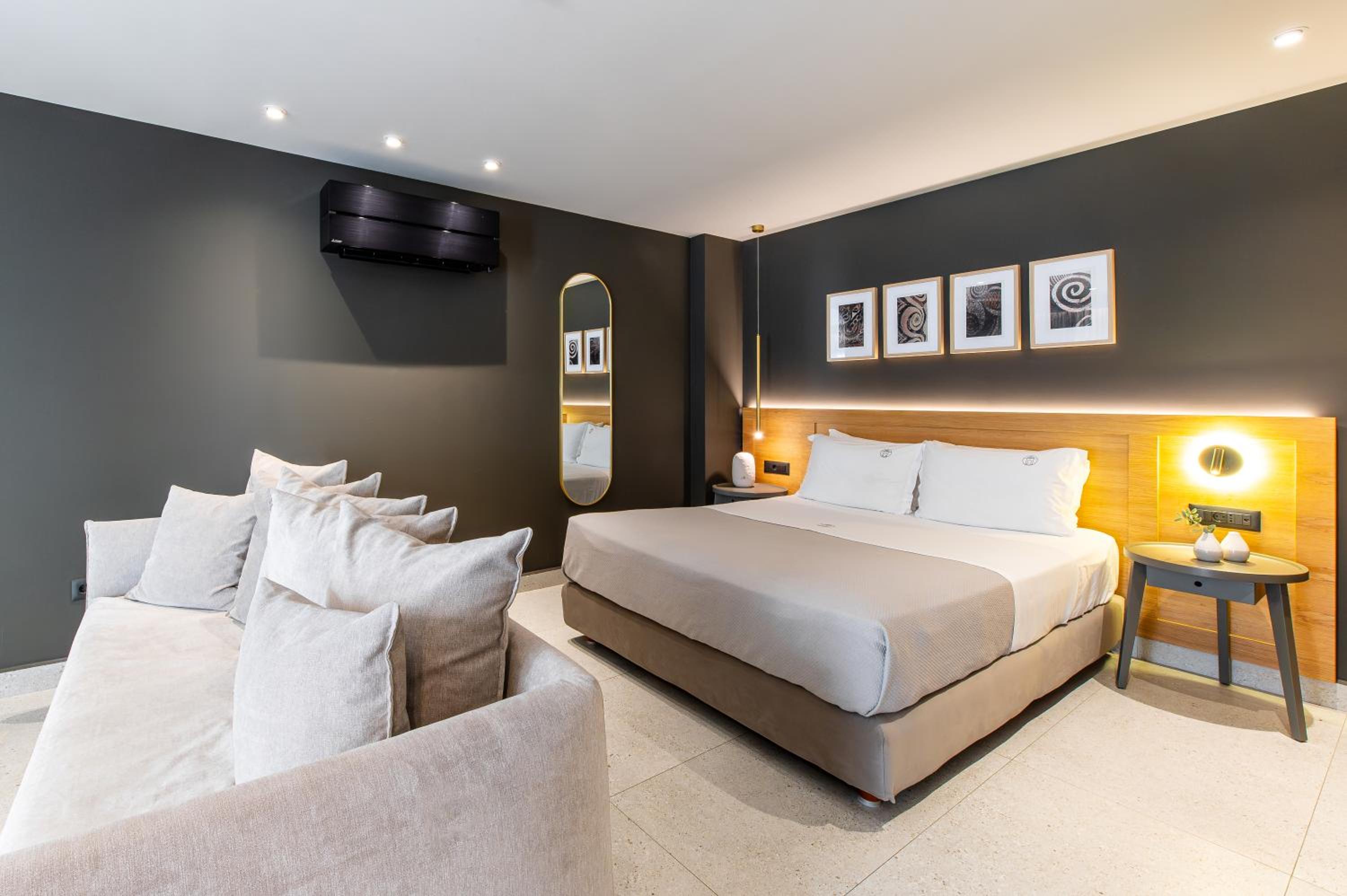 Suite with Terrace & Outdoor Jetted Tub - Photo 10