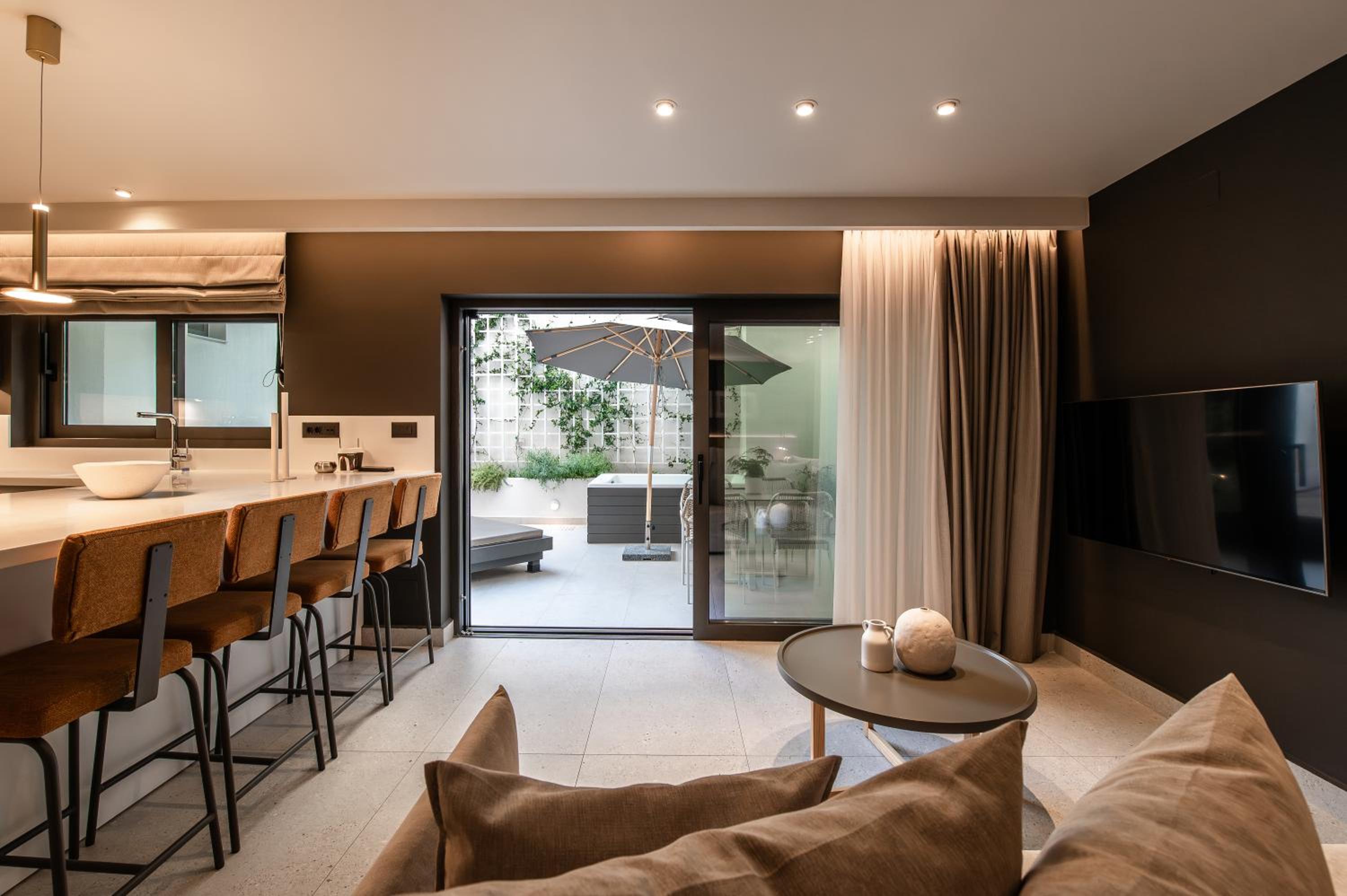 Suite with Terrace & Outdoor Jetted Tub - Photo 7