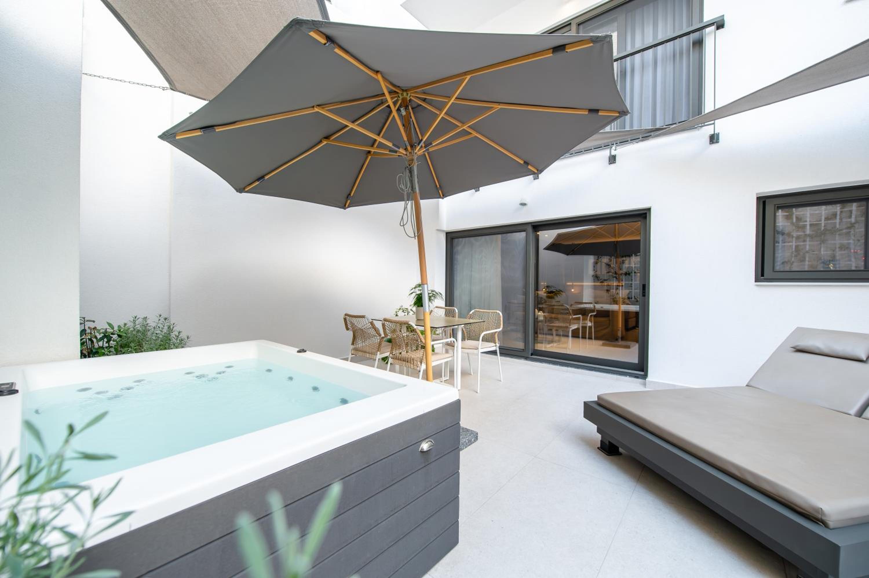 Suite with Terrace & Outdoor Jetted Tub - Photo 8