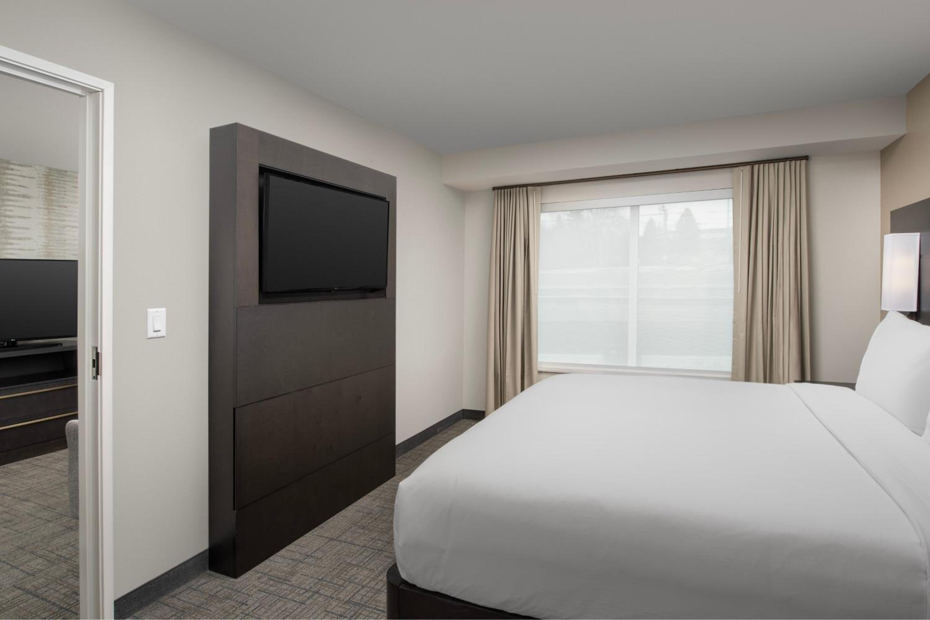 One-Bedroom Deluxe King Suite with Sofa-Bed - Photo 3