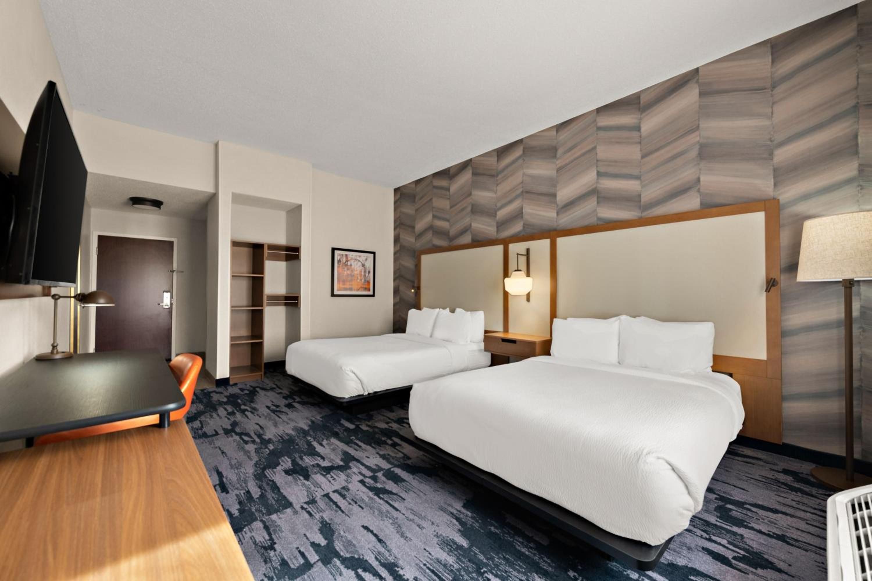 Queen Room with Two Queen Beds and Adapted Tub - Mobility Accessible - Photo 5