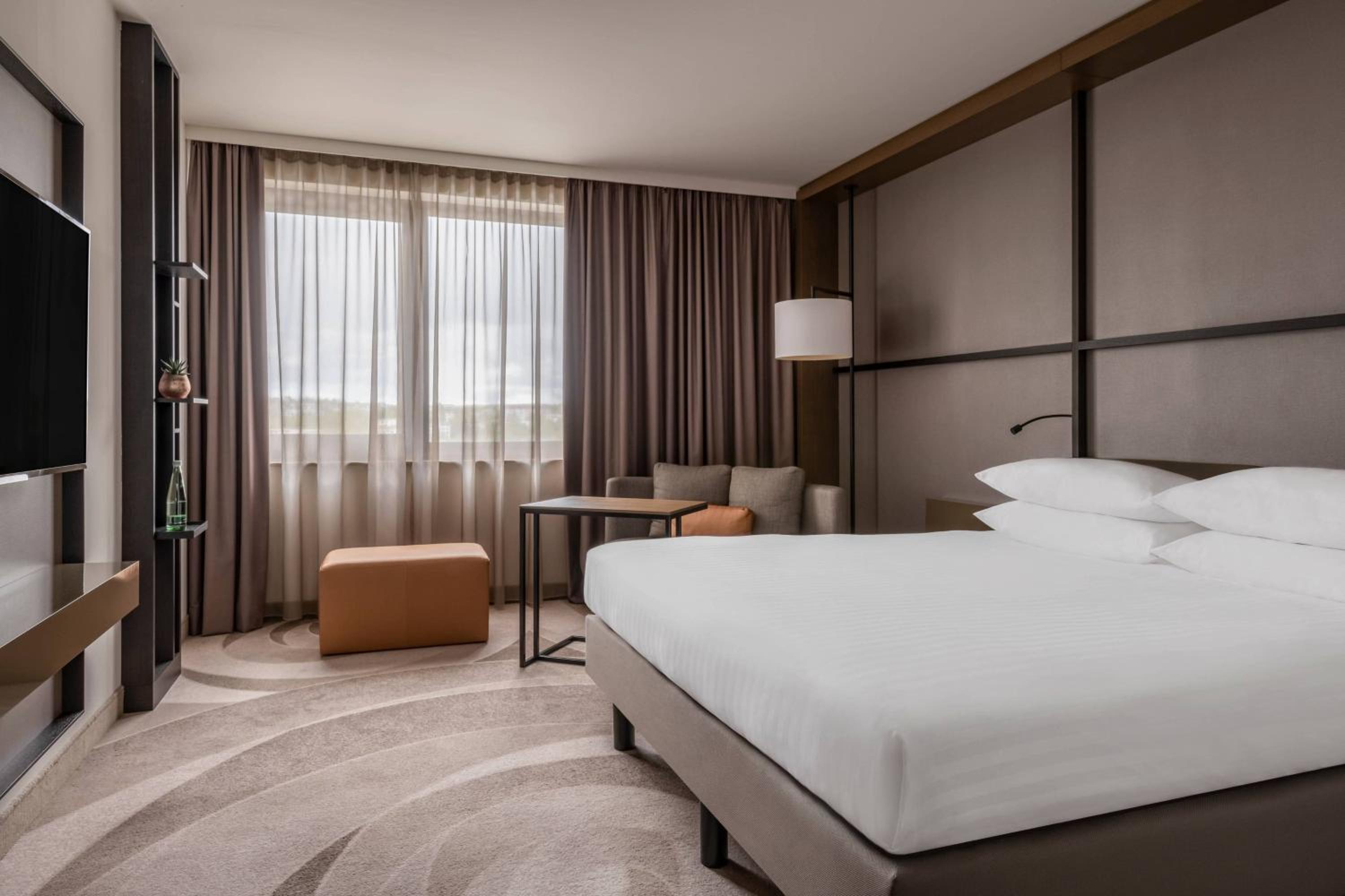 Deluxe Room, Guest room, 1 King - Photo 8