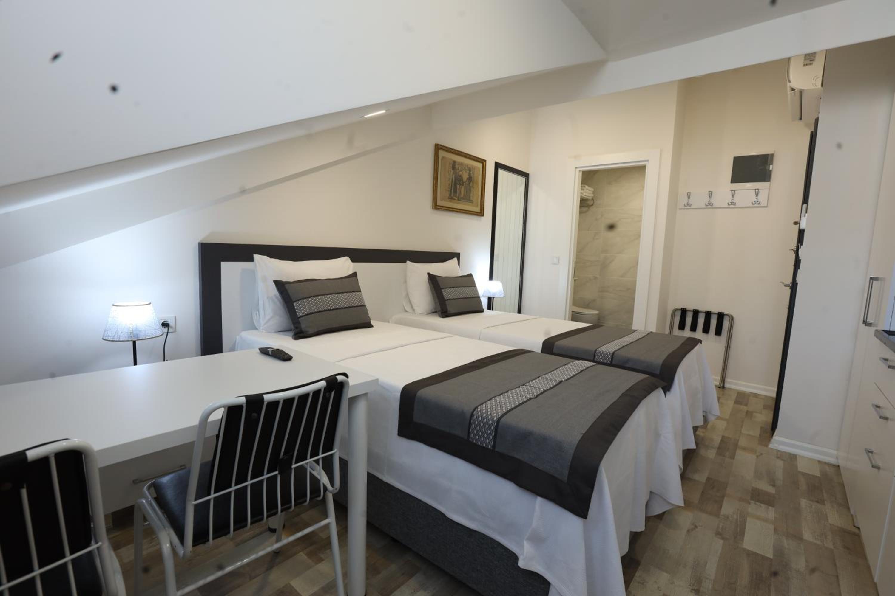 Standard Twin Room photo 2