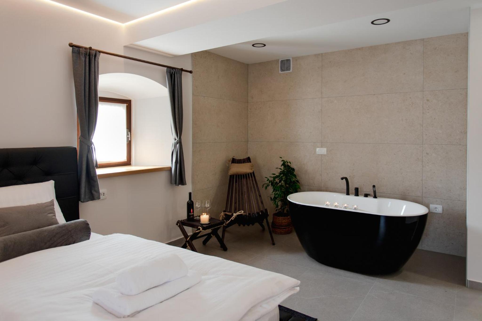 Suite - Photo 1
