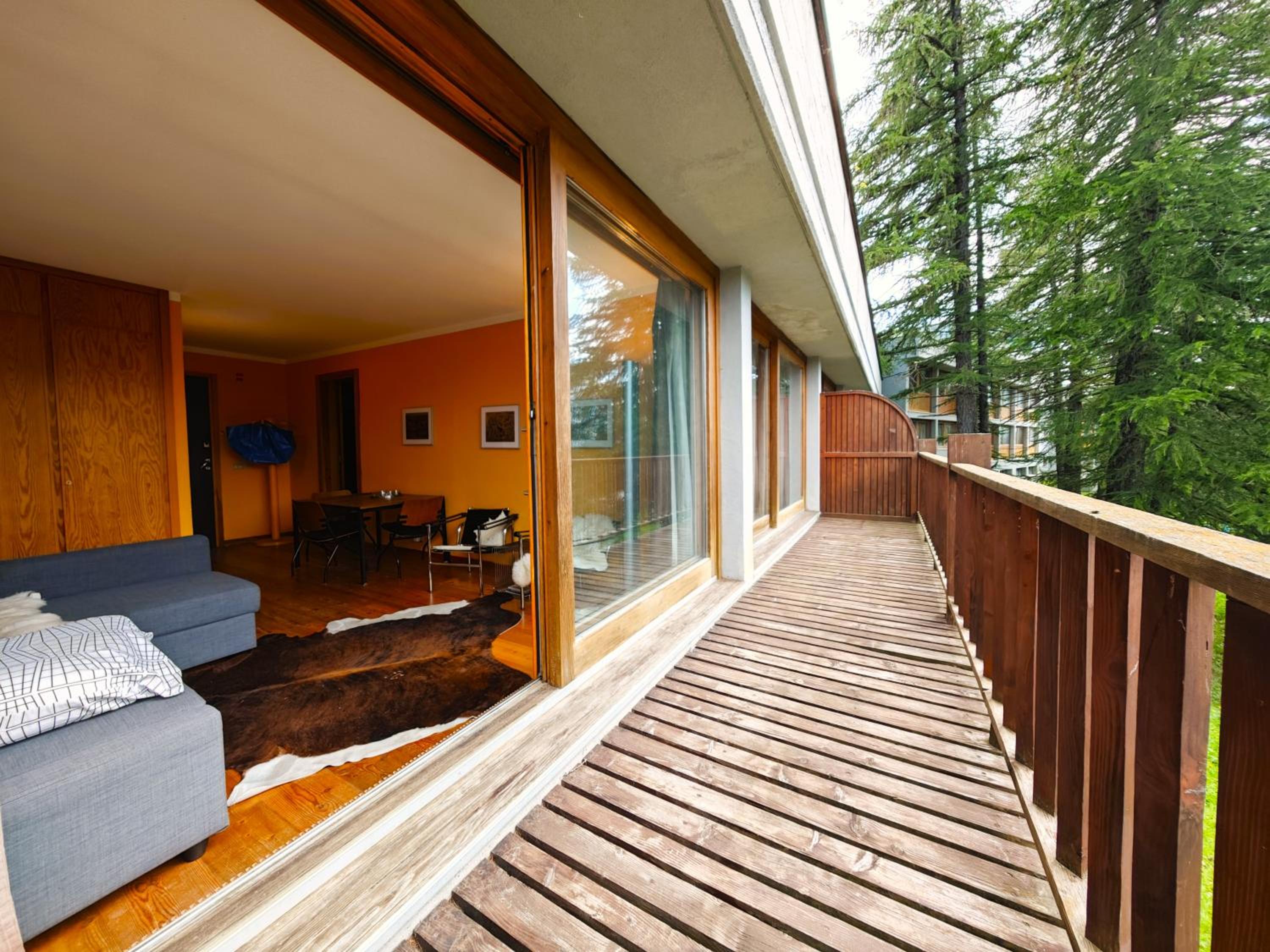 One-Bedroom Apartment with Balcony and Mountain View   photo 2